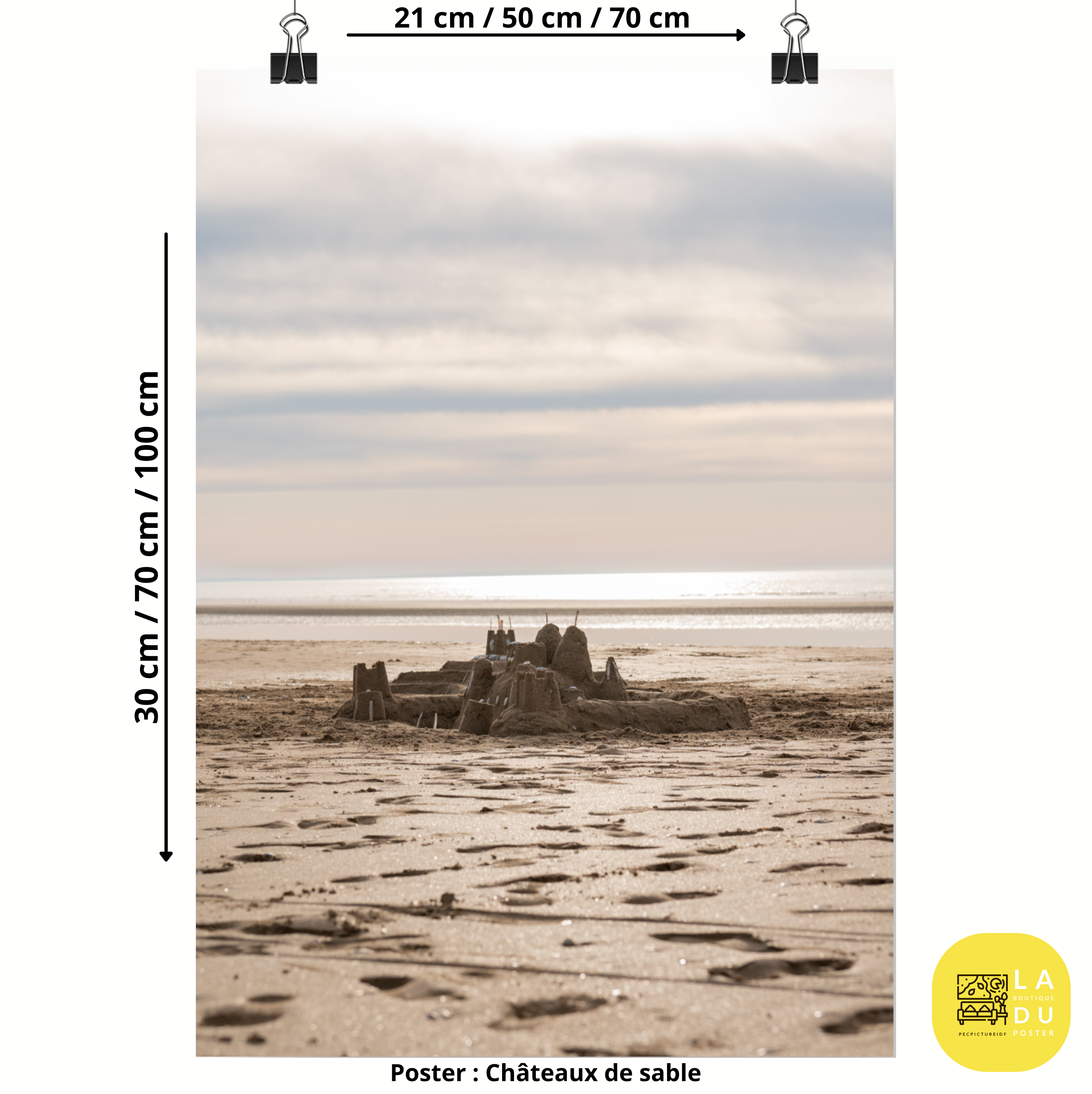 Poster mural - Châteaux de sable – Photographie à la plage – Poster photo, poster XXL, Photo d’art, photographie murale et des posters muraux des photographies de rue unique au monde. La boutique de posters créée par un Photographe français.