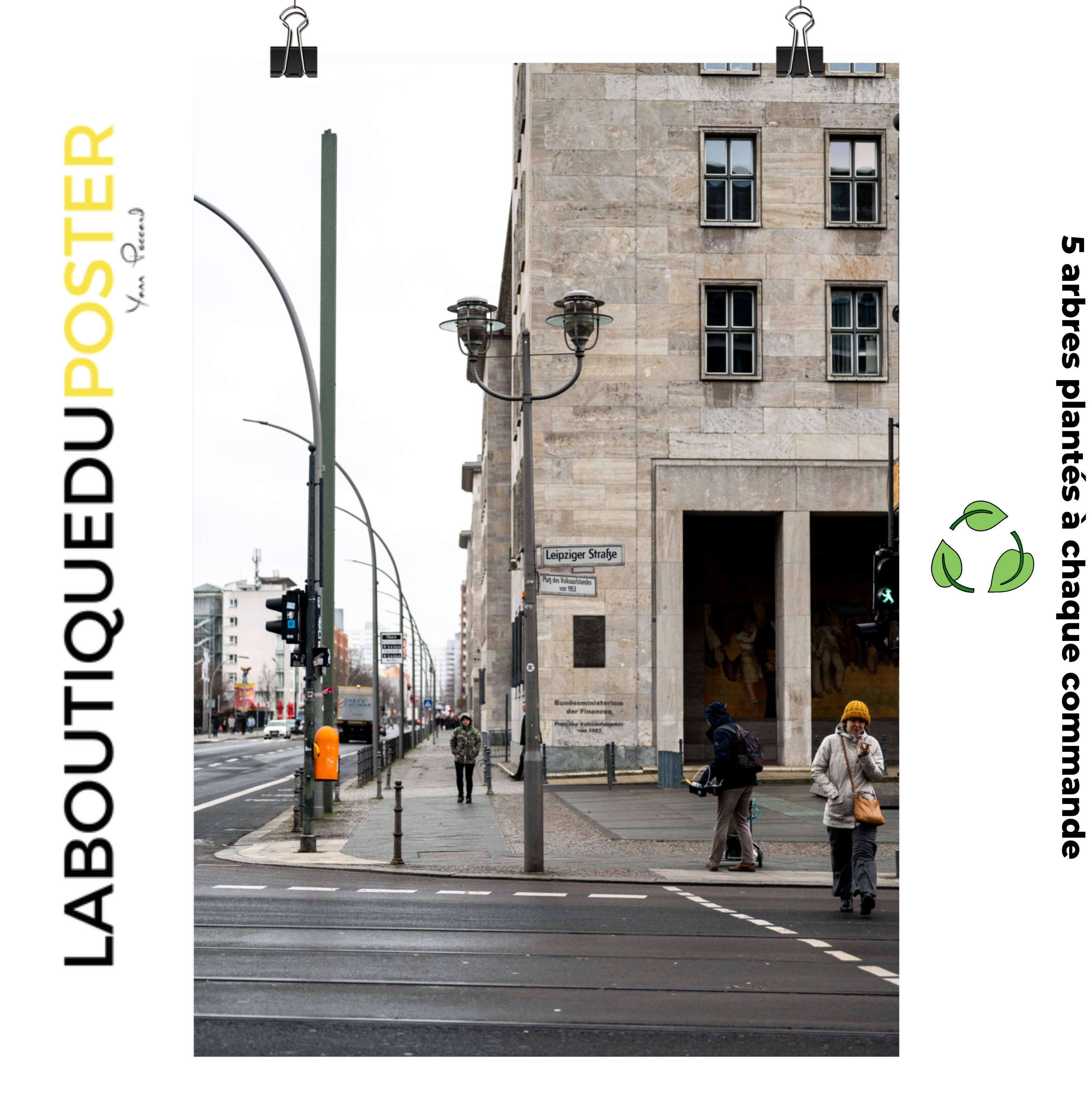 Poster mural - Place de la révolte populaire de 1953 – Photographie de rue à Berlin – Poster photo, poster XXL, photographie murale et des posters muraux unique au monde. La boutique de posters créée par Yann Peccard un Photographe français.