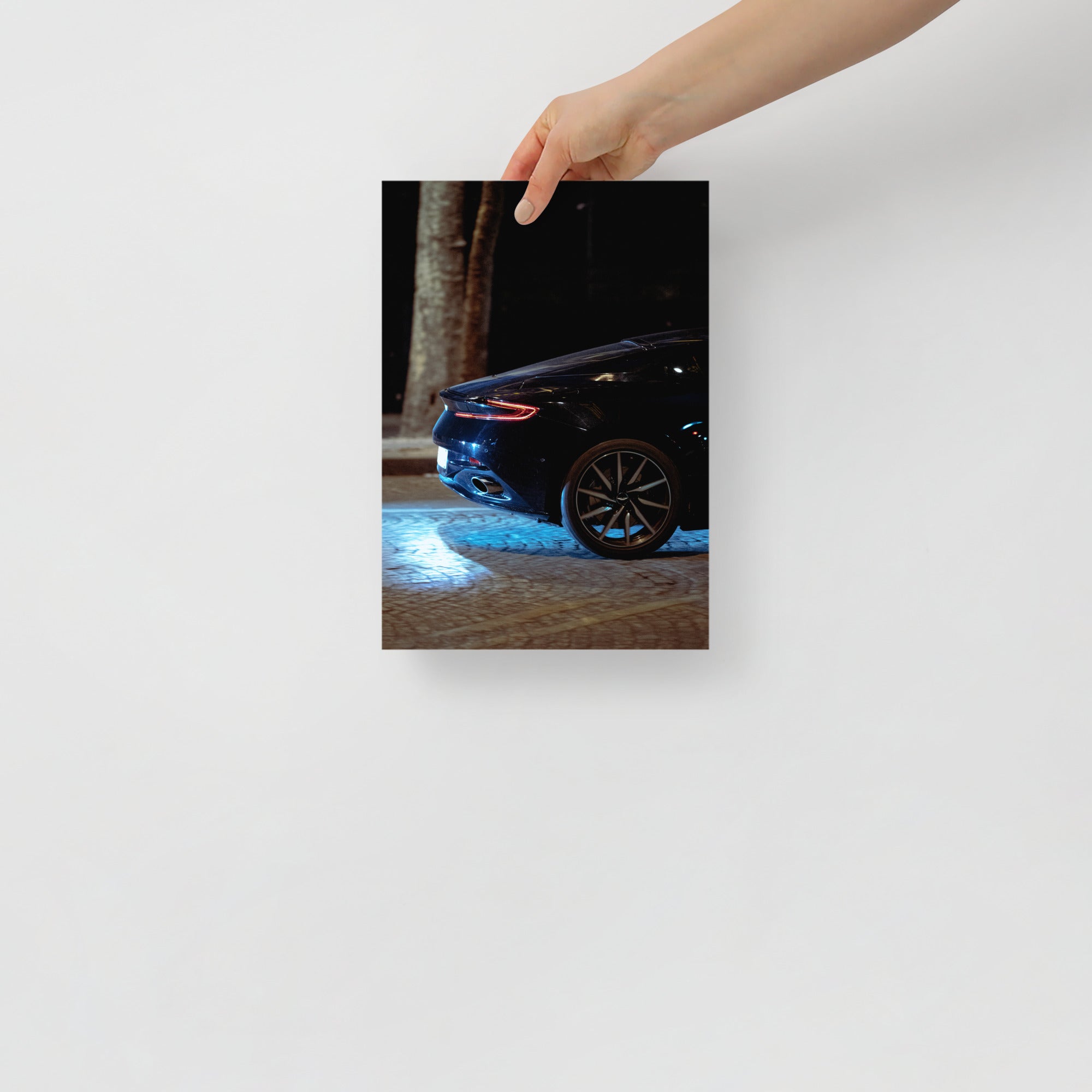 Poster mural - Aston Martin – Photographie de voiture de sport – Poster photo, poster XXL, Photo d’art, photographie murale et des posters muraux des photographies de rue unique au monde. La boutique de posters créée par un Photographe français.