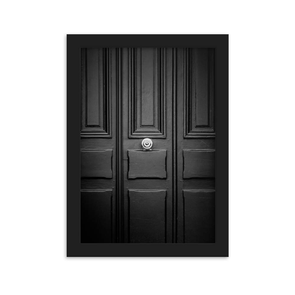 Poster de la photographie "Moderne", mettant en évidence une porte en bois, simple mais élégante, avec une poignée brillante au centre.