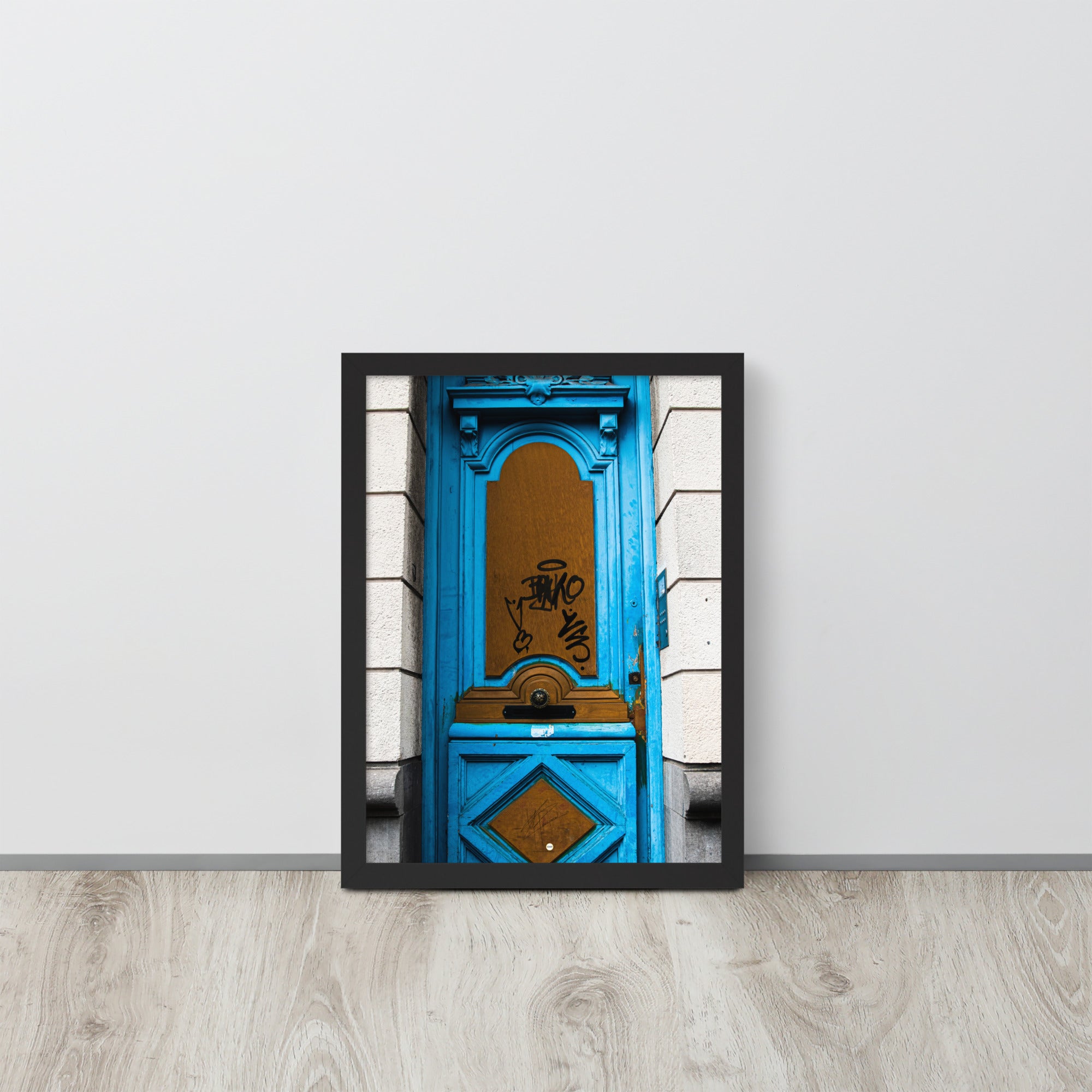 Photographie d'une élégante porte bleue, imprimée avec une précision muséale, capturant le mystère et l'intrigue de ce qui pourrait se trouver derrière elle.