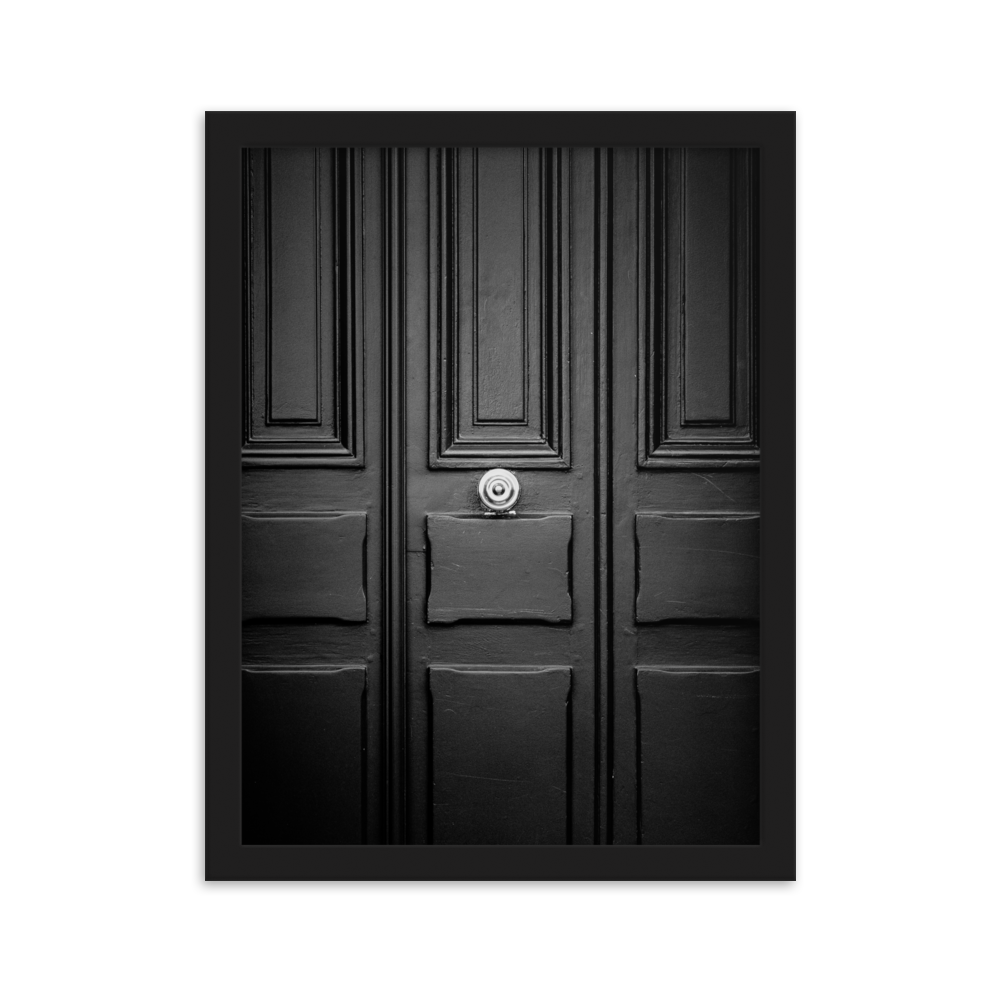 Poster de la photographie "Moderne", mettant en évidence une porte en bois, simple mais élégante, avec une poignée brillante au centre.