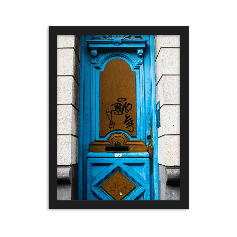 Photographie d'une élégante porte bleue, imprimée avec une précision muséale, capturant le mystère et l'intrigue de ce qui pourrait se trouver derrière elle.