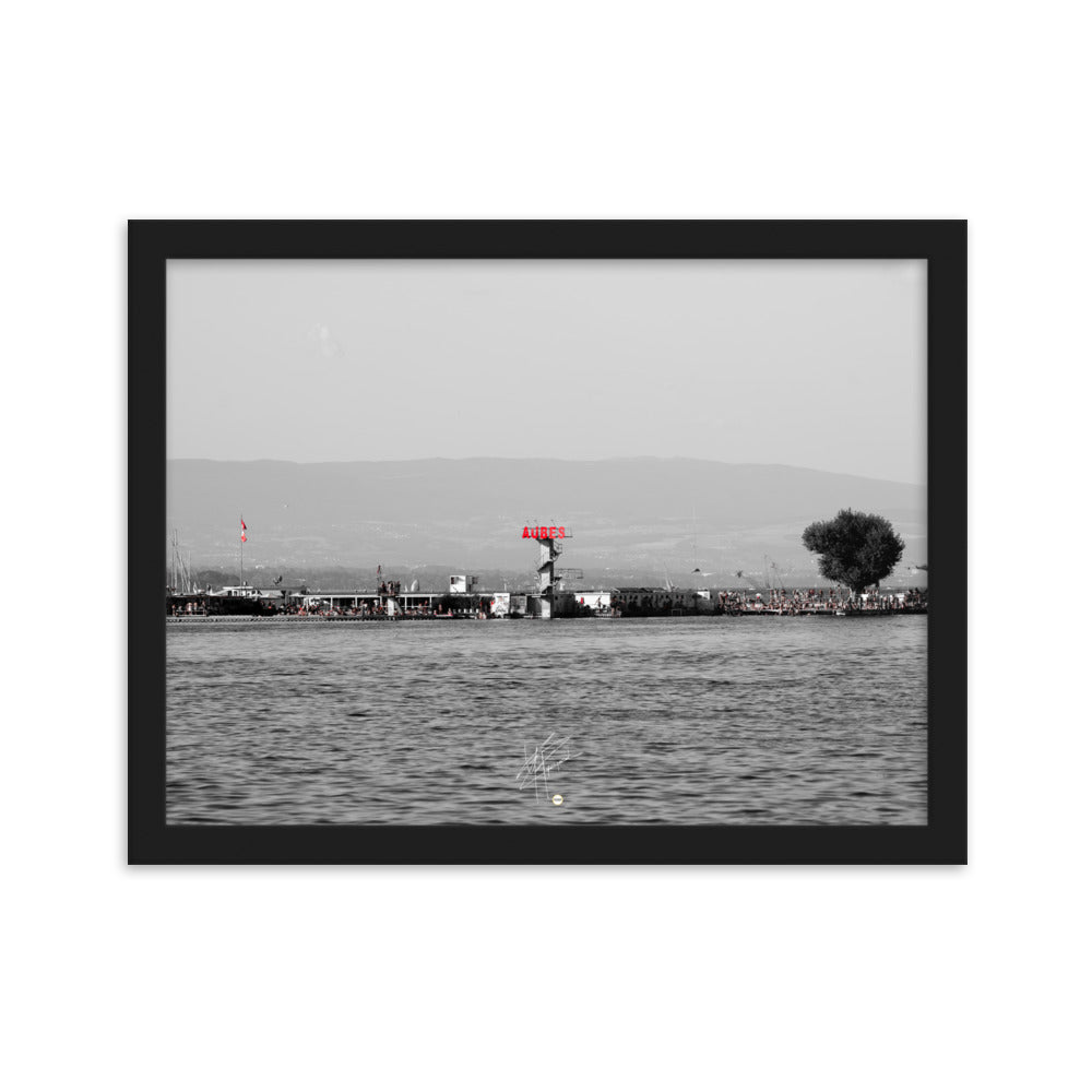 Poster encadré 'Les Aubes' capturant les nuances de rouge des Aubes Musicales aux Bains des Pâquis.
