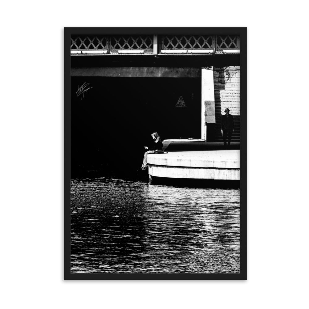Scène en noir et blanc d'une femme élégante sur un quai près de Bastille, Paris, avec un homme charismatique en bas des marches.