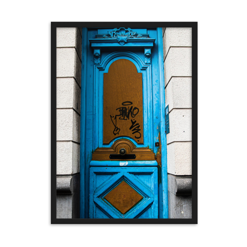 Photographie d'une élégante porte bleue, imprimée avec une précision muséale, capturant le mystère et l'intrigue de ce qui pourrait se trouver derrière elle.