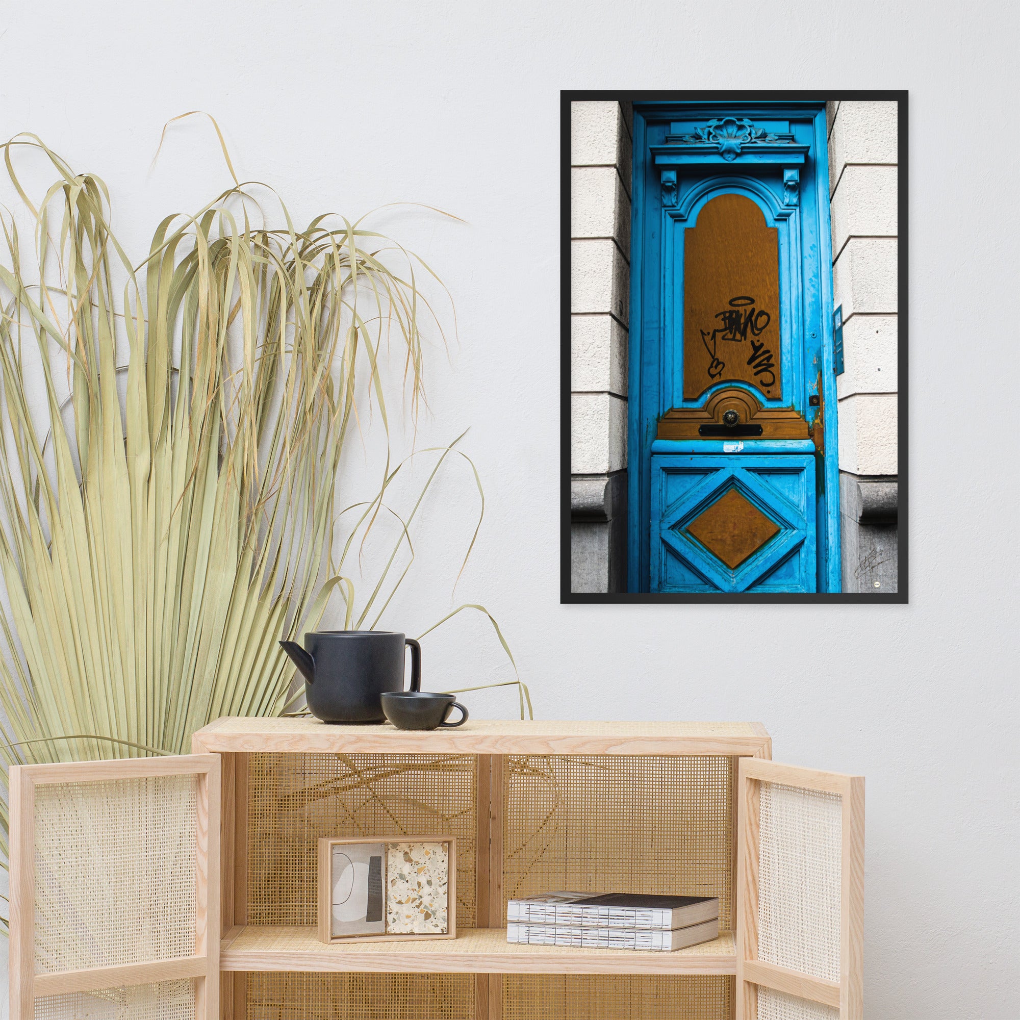 Photographie d'une élégante porte bleue, imprimée avec une précision muséale, capturant le mystère et l'intrigue de ce qui pourrait se trouver derrière elle.