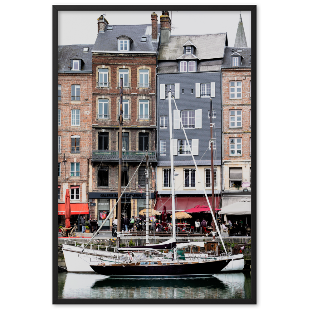 Poster de deux voiliers stationnés sur le port de plaisance de Honfleur.