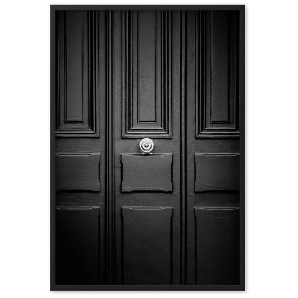 Poster de la photographie "Moderne", mettant en évidence une porte en bois, simple mais élégante, avec une poignée brillante au centre.