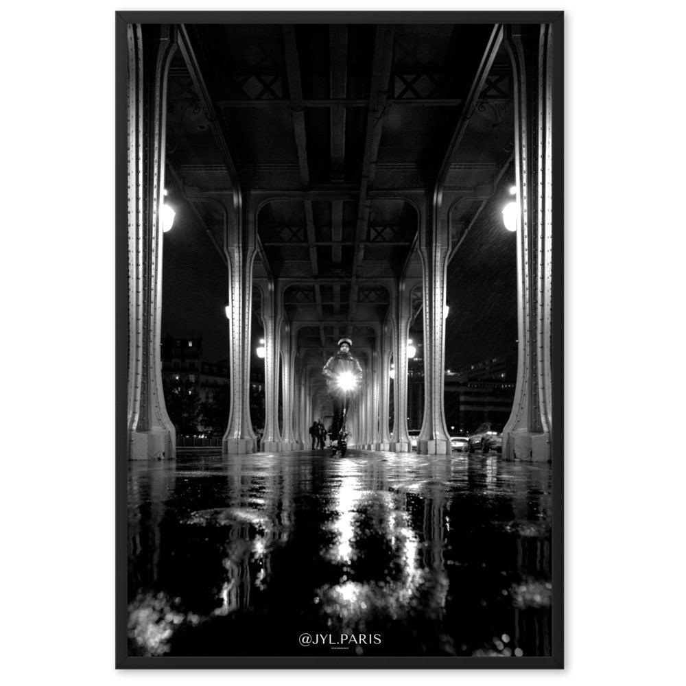 Poster "Sous Le Pont Bir Hakeim Coule La Seine" montrant une vue nocturne du pont parisien, capturant l'atmosphère et l'éclat de la ville.
