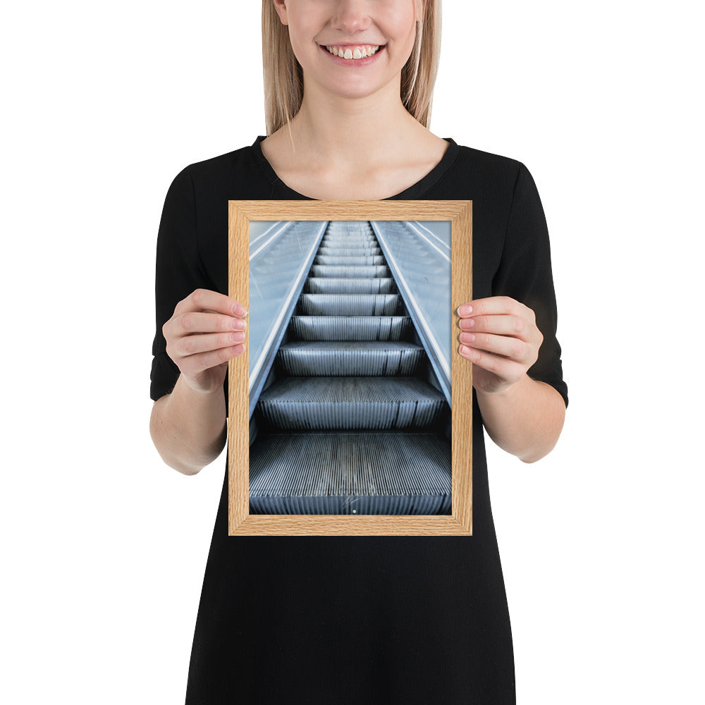 Photographie d'un escalator rétroéclairé du métro parisien, évoquant une montée vers l'infini.