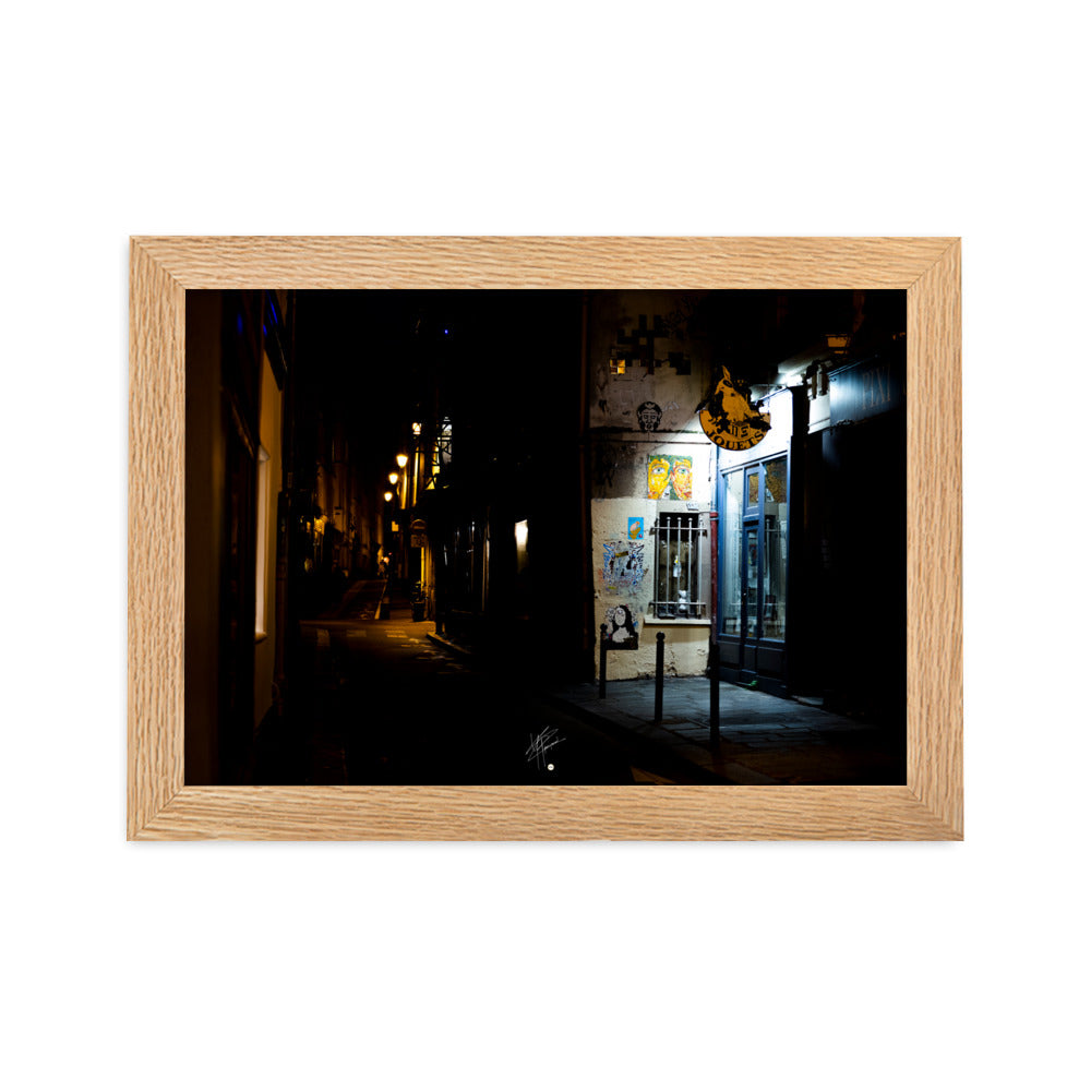 Photographie nocturne d'une rue parisienne, combinant éclats d'art urbain et lumière douce d'un magasin de jouets, évoquant la diversité et le charme artistique de la capitale.