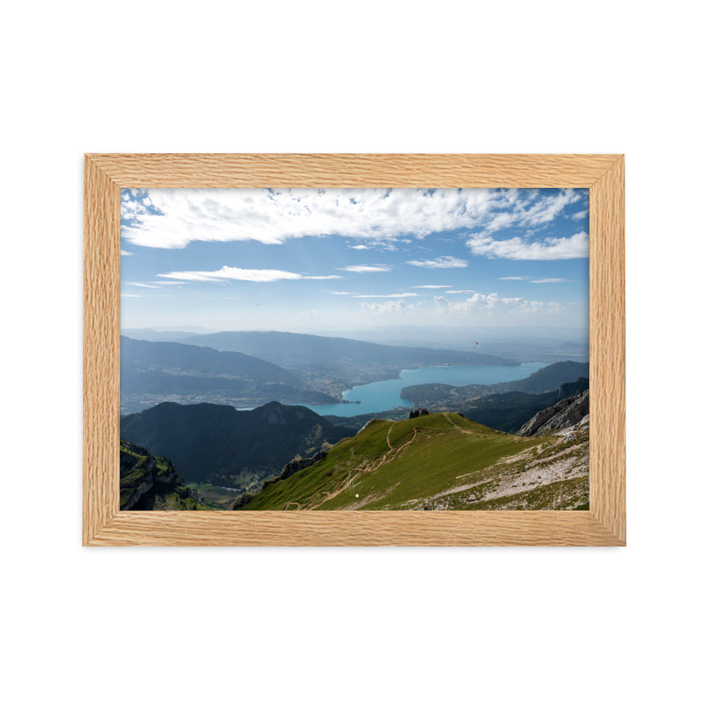 Vue panoramique du lac d'Annecy, entouré de montagnes majestueuses, avec un cadre en bois de chêne massif.