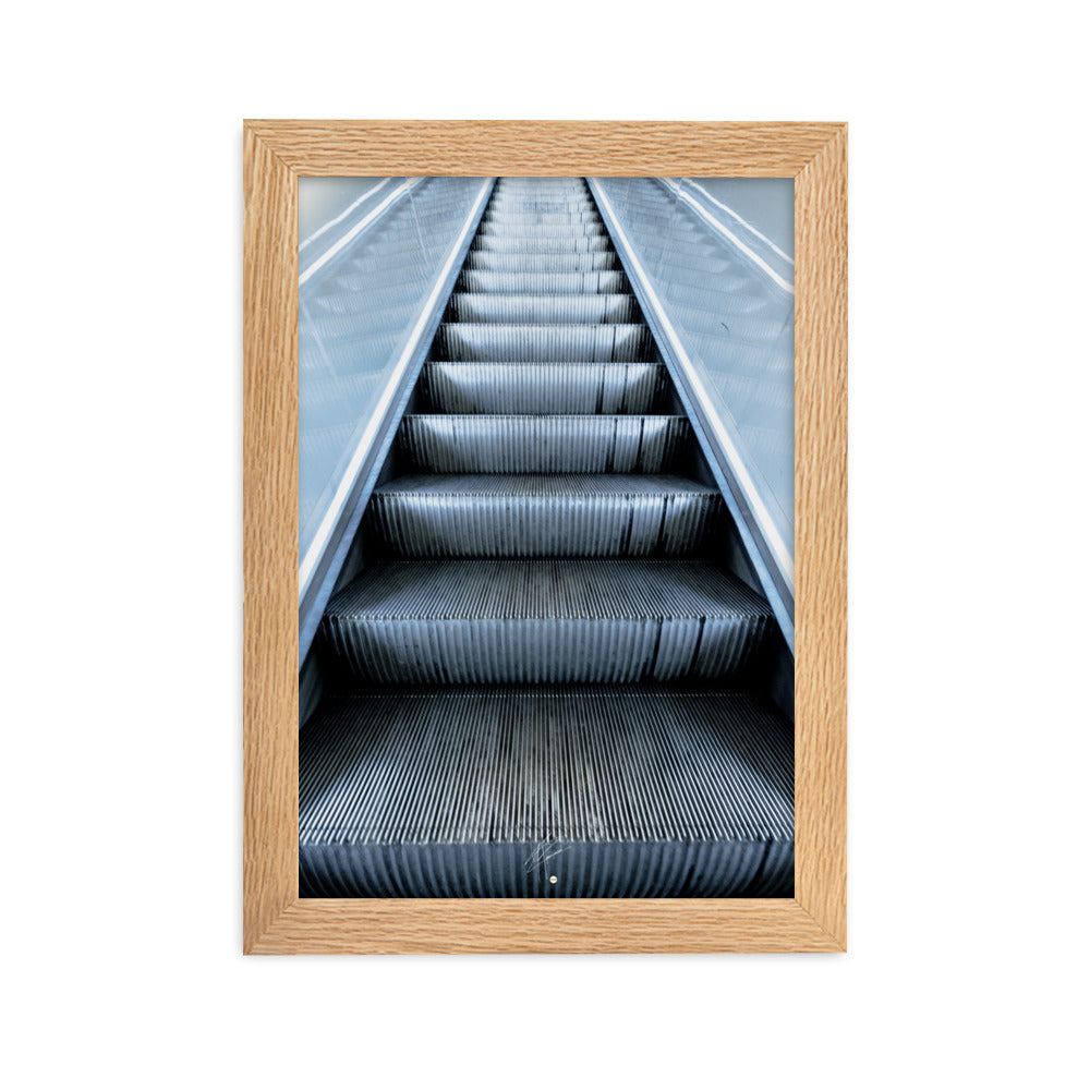 Photographie d'un escalator rétroéclairé du métro parisien, évoquant une montée vers l'infini.