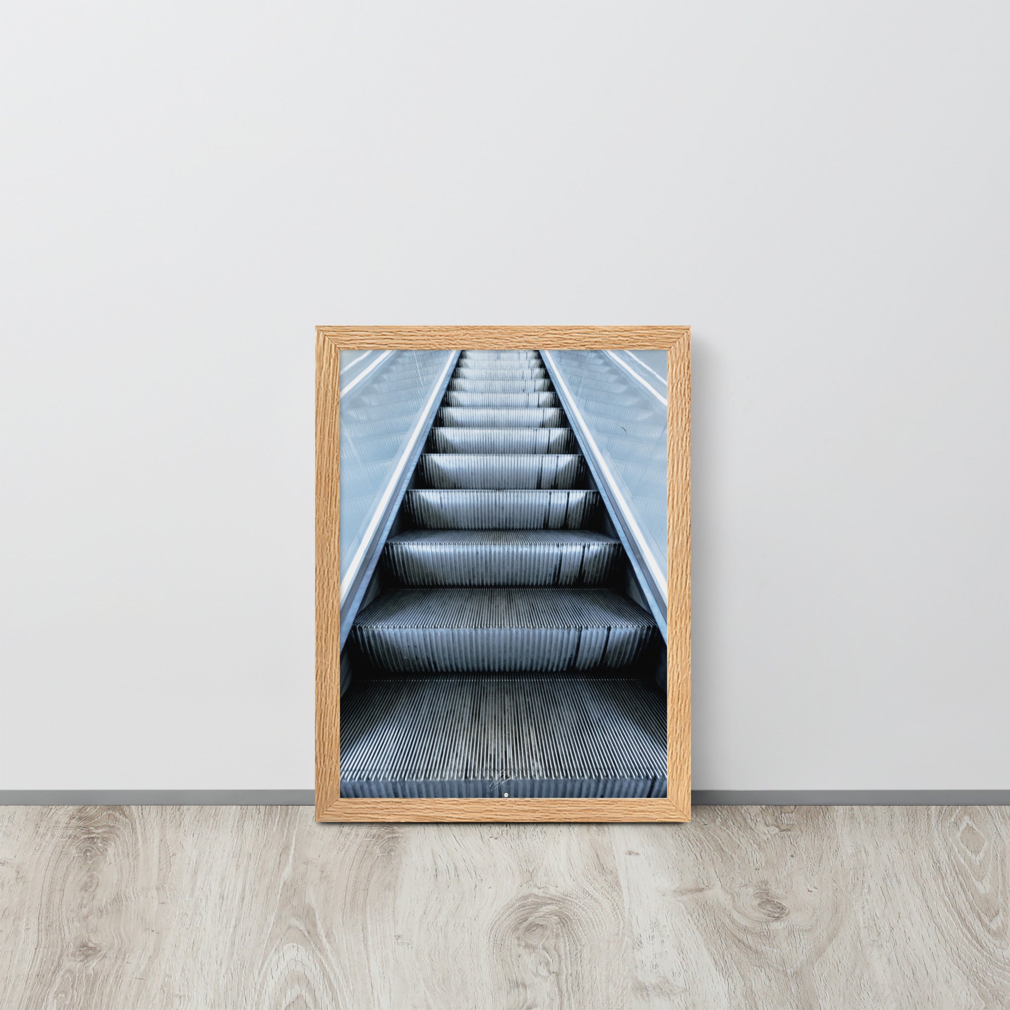 Photographie d'un escalator rétroéclairé du métro parisien, évoquant une montée vers l'infini.