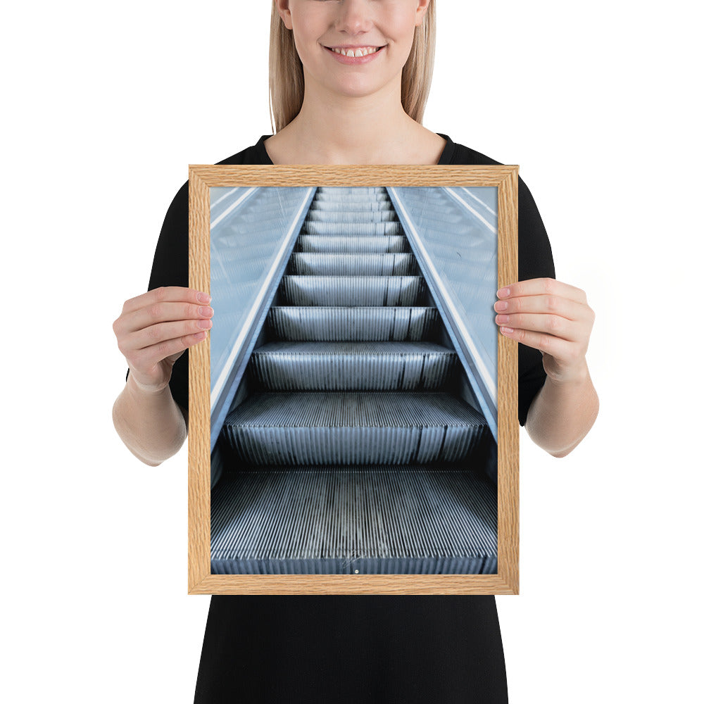 Photographie d'un escalator rétroéclairé du métro parisien, évoquant une montée vers l'infini.