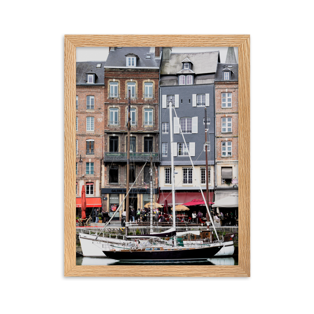 Poster de deux voiliers stationnés sur le port de plaisance de Honfleur.