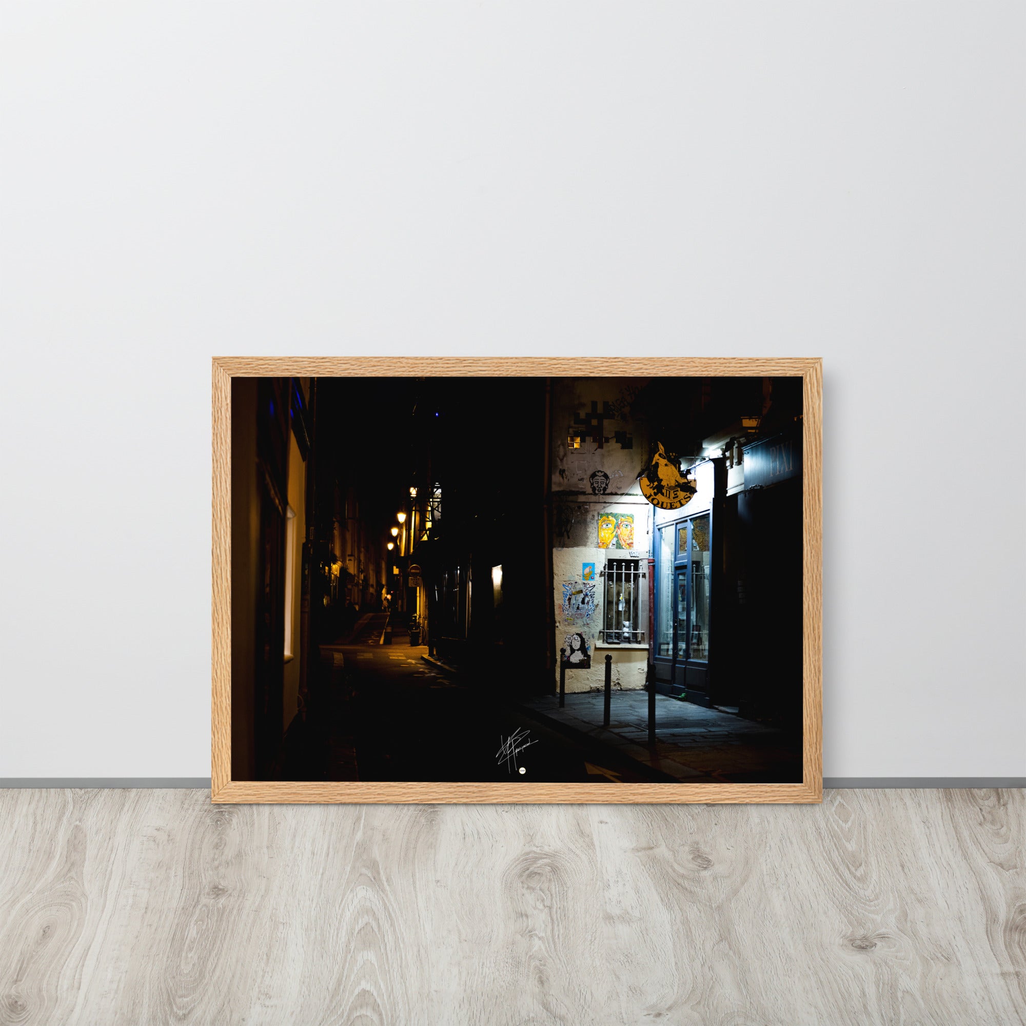 Photographie nocturne d'une rue parisienne, combinant éclats d'art urbain et lumière douce d'un magasin de jouets, évoquant la diversité et le charme artistique de la capitale.