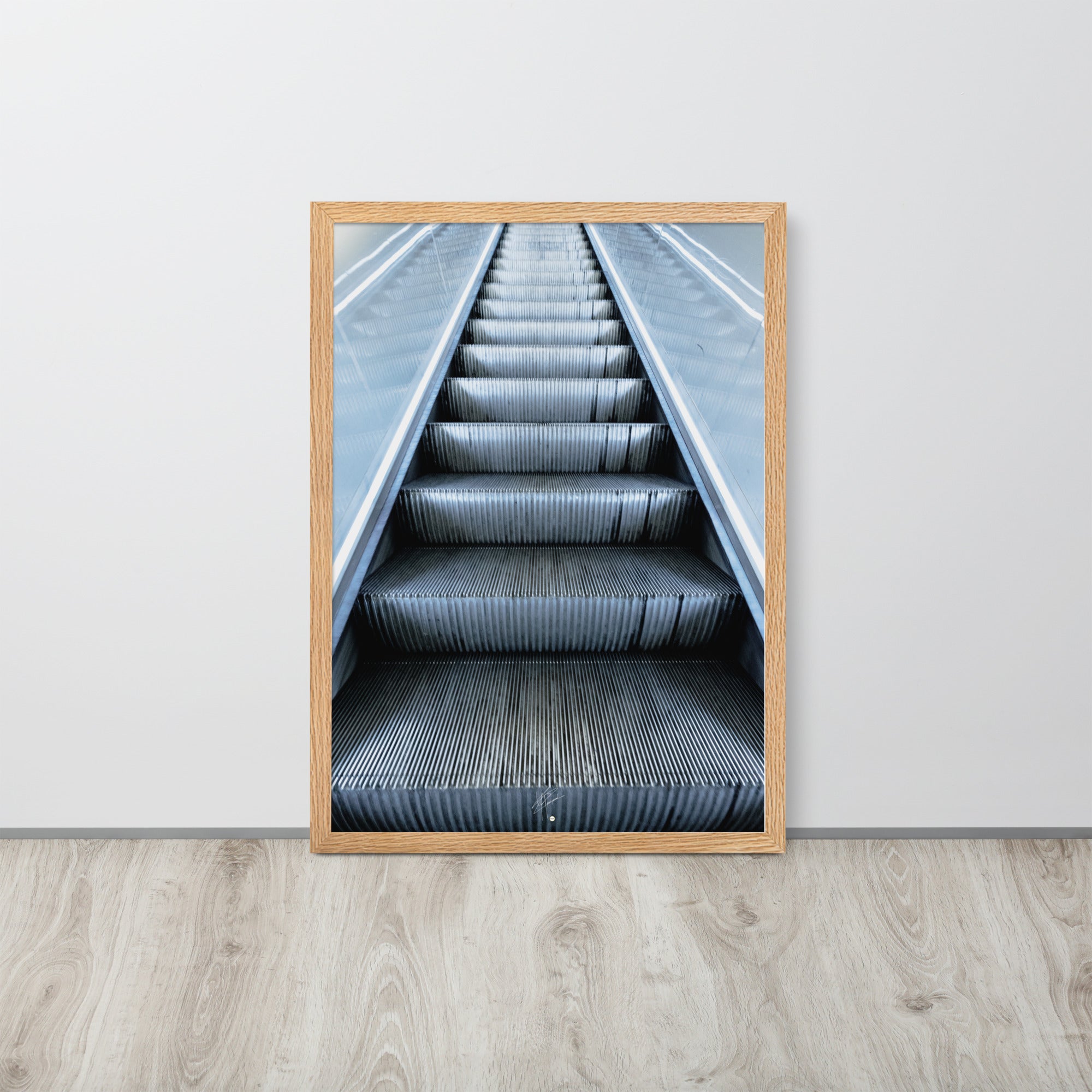Photographie d'un escalator rétroéclairé du métro parisien, évoquant une montée vers l'infini.