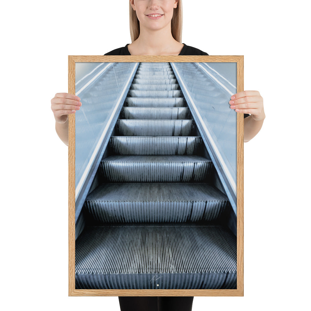 Photographie d'un escalator rétroéclairé du métro parisien, évoquant une montée vers l'infini.