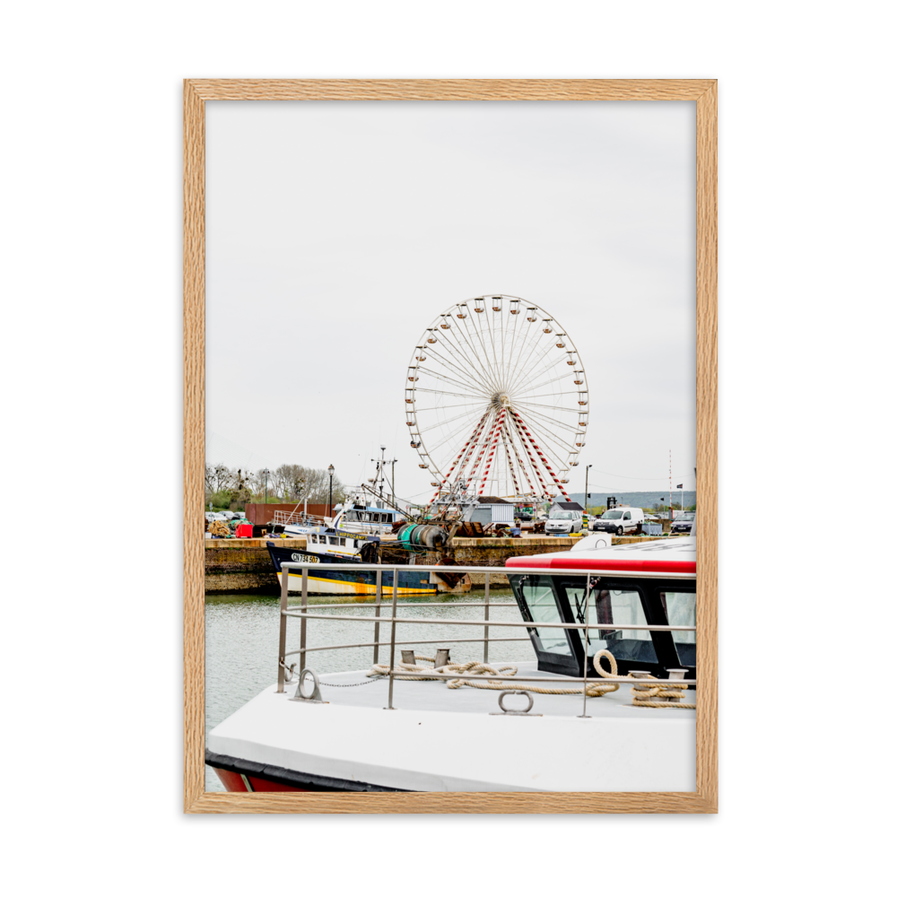 Poster de la photographie de la grande roue de Honfleur avec des bateaux en premier plan.