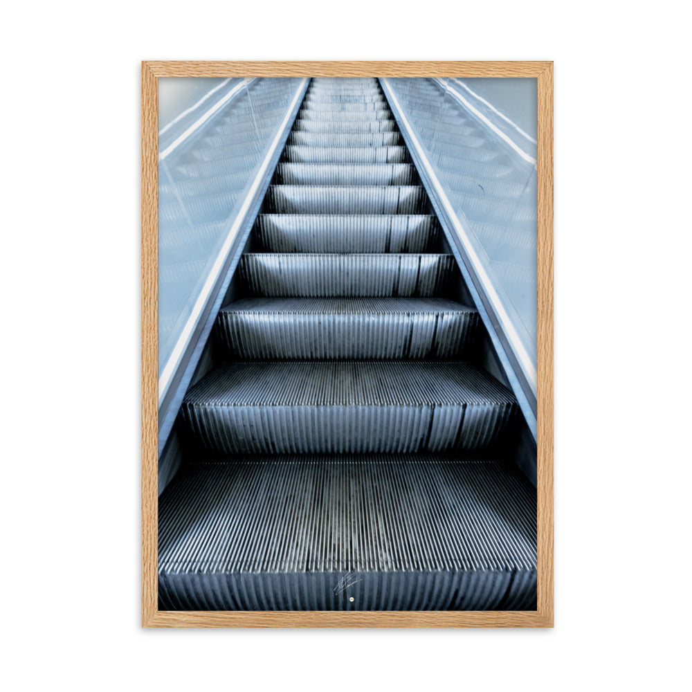 Photographie d'un escalator rétroéclairé du métro parisien, évoquant une montée vers l'infini.