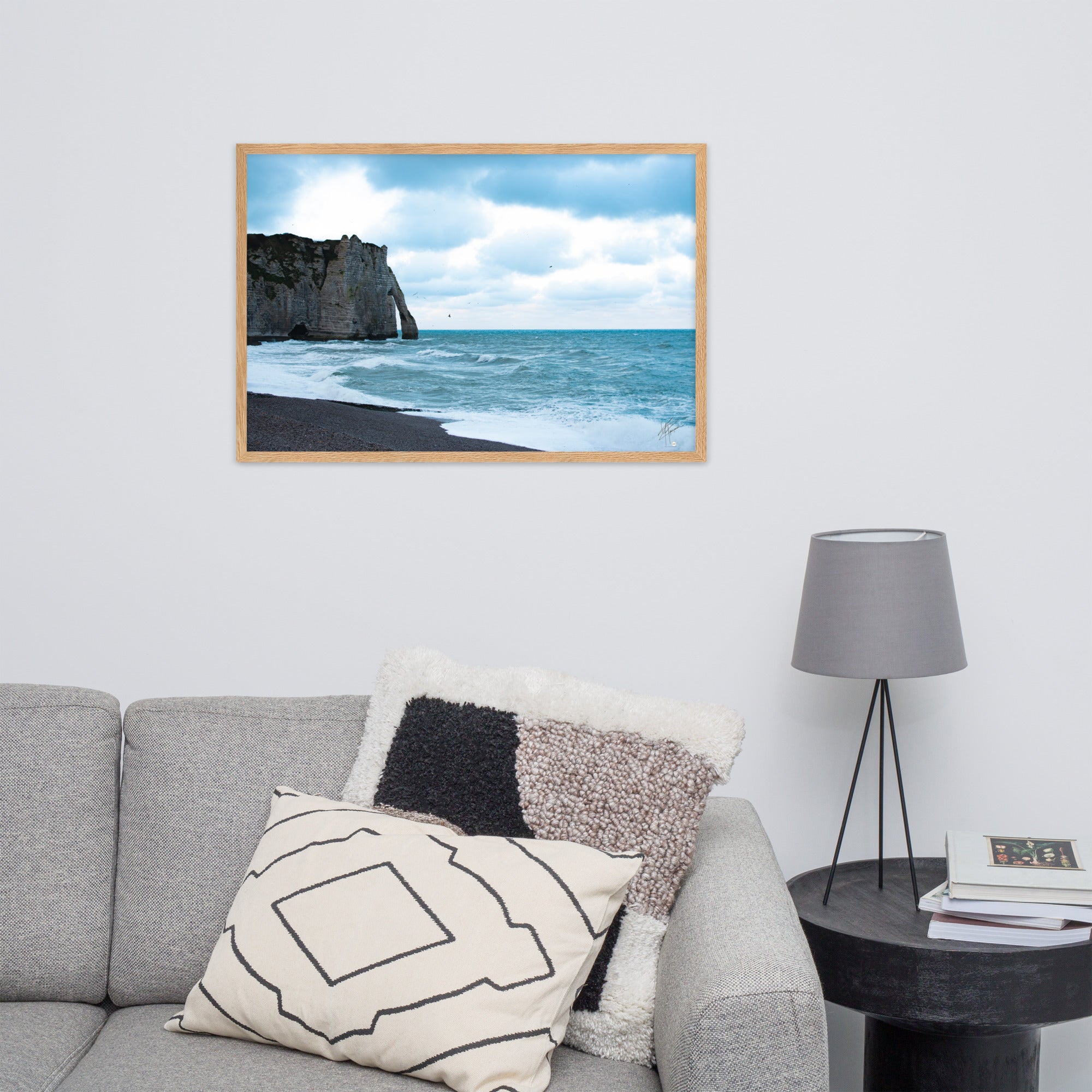 Photographie apaisante de la plage d'Etretat, où la mer caresse le rivage sous un ciel clair. Une représentation parfaite de la tranquillité et de la beauté naturelle de la côte normande.