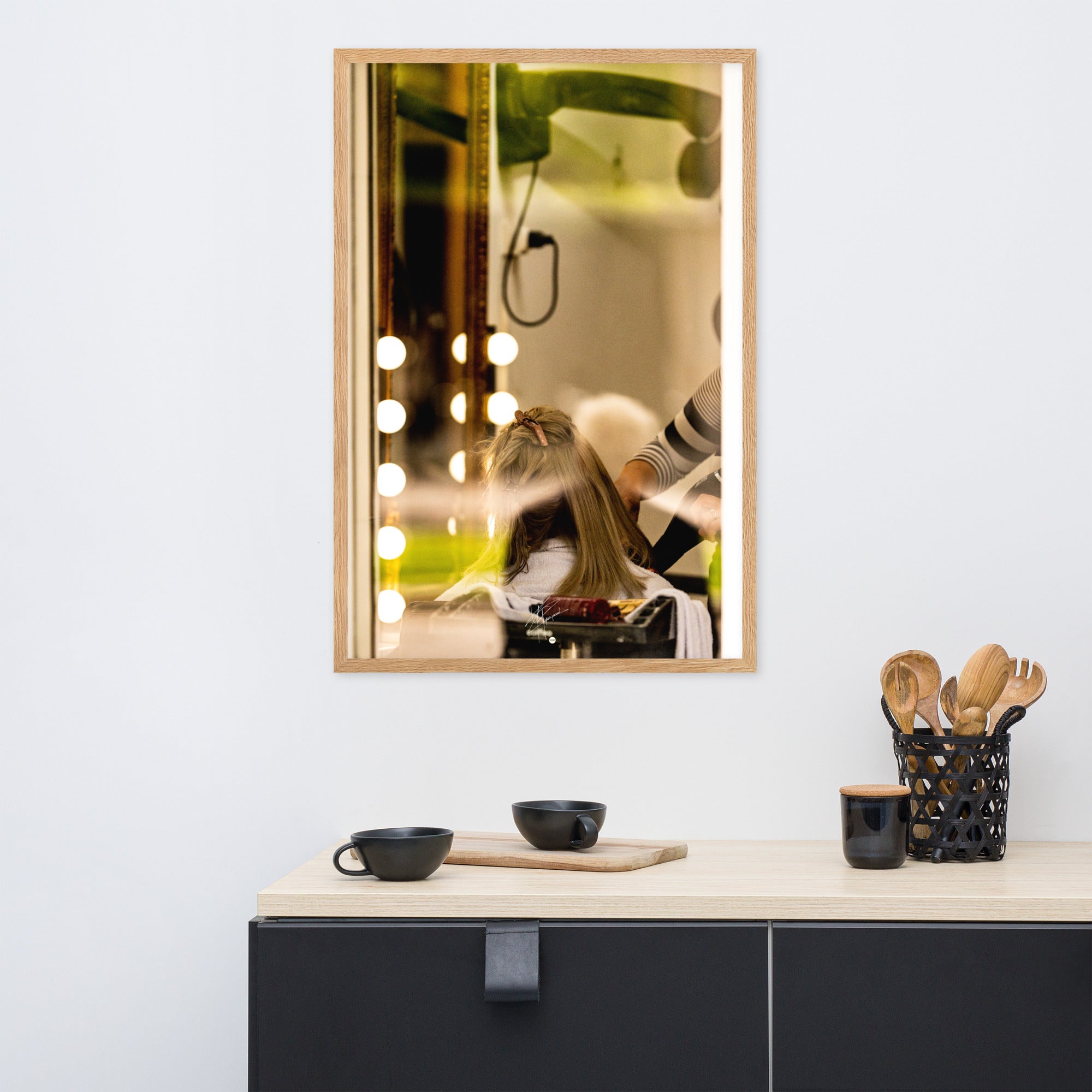 Photographie d'une scène à travers la vitre d'un salon de coiffure, révélant un moment ordinaire mais expressif d'une coiffeuse en plein travail.