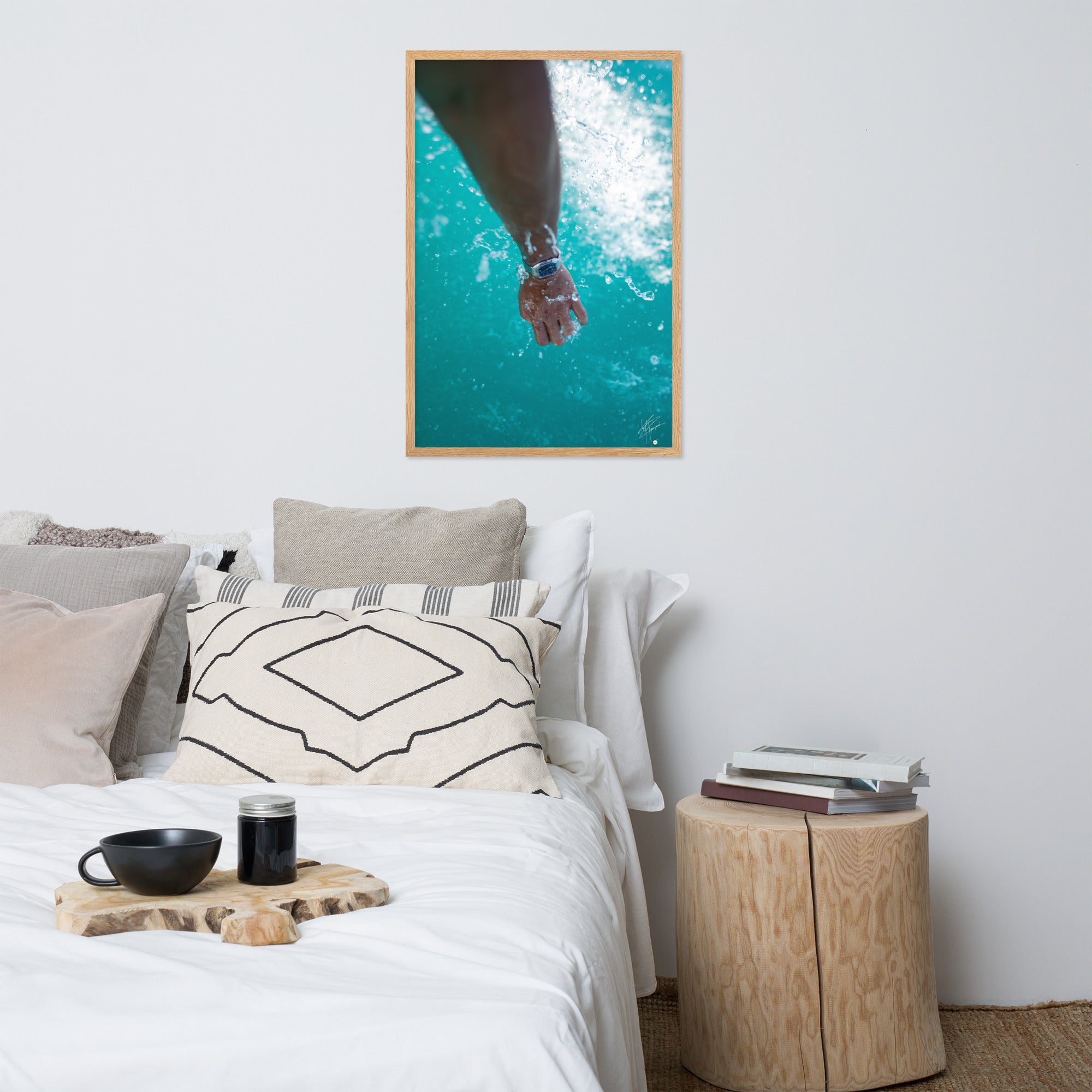 Main humaine avec montre française faisant éclabousser les eaux turquoise du lac d'Annecy, encadrée de chêne.
