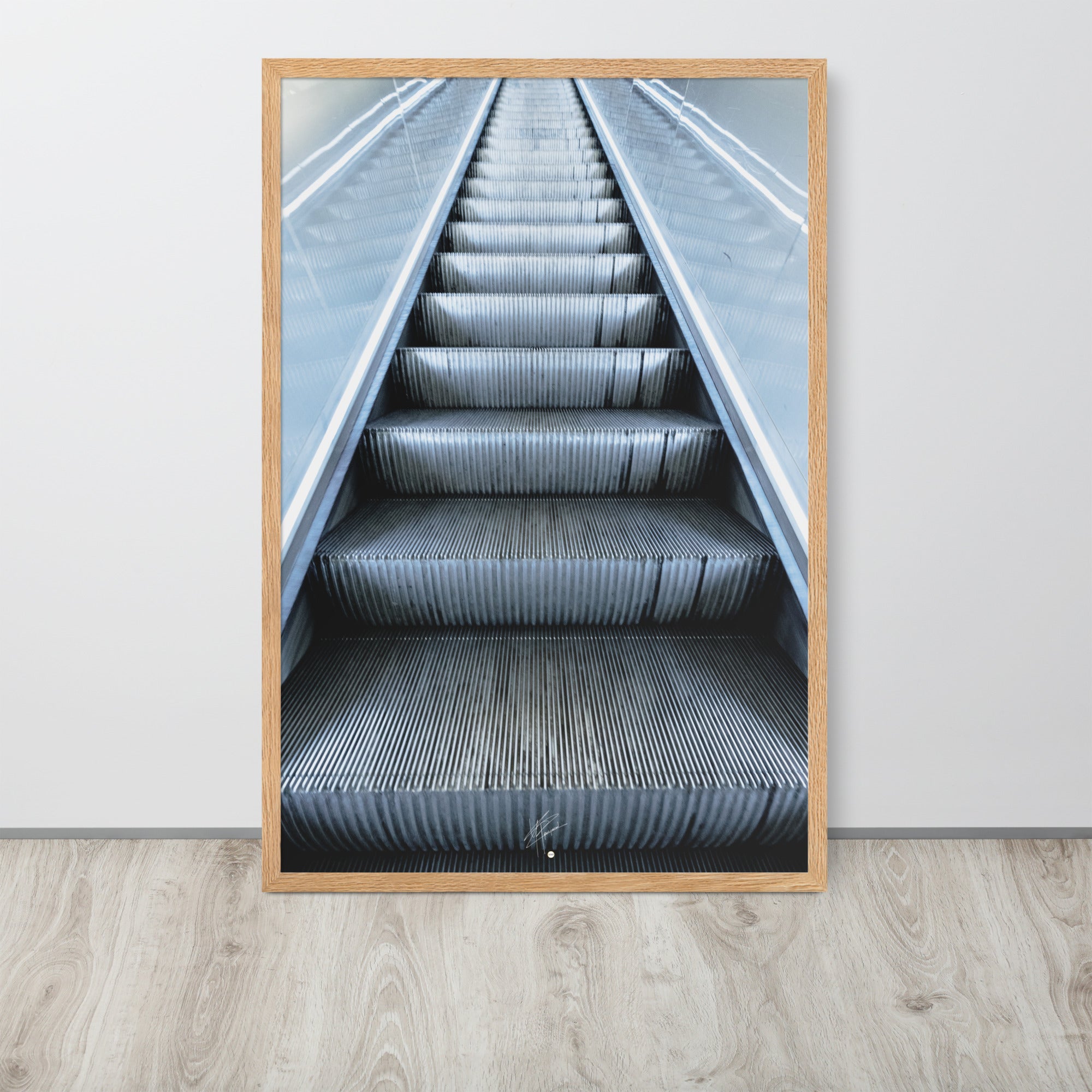 Photographie d'un escalator rétroéclairé du métro parisien, évoquant une montée vers l'infini.