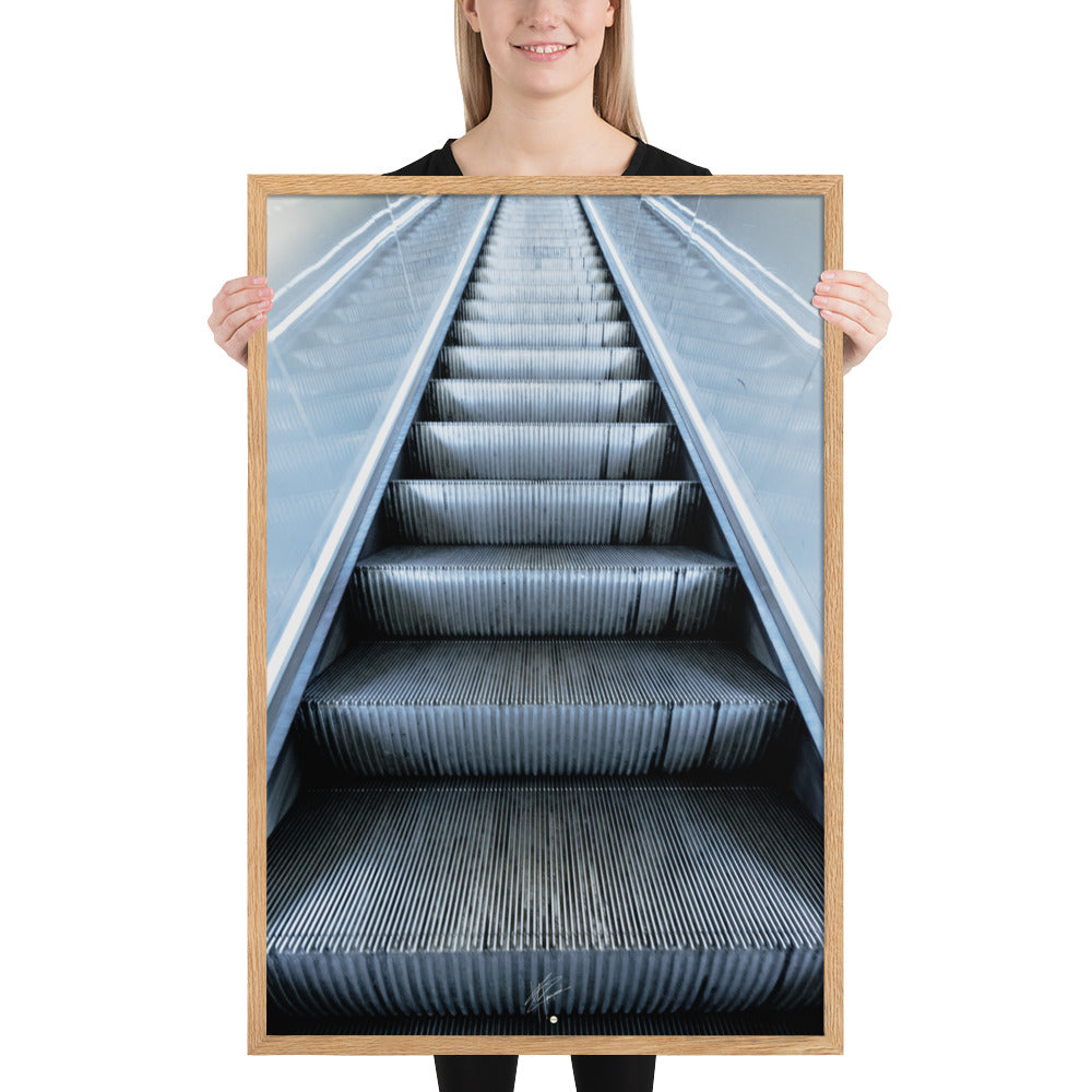 Photographie d'un escalator rétroéclairé du métro parisien, évoquant une montée vers l'infini.