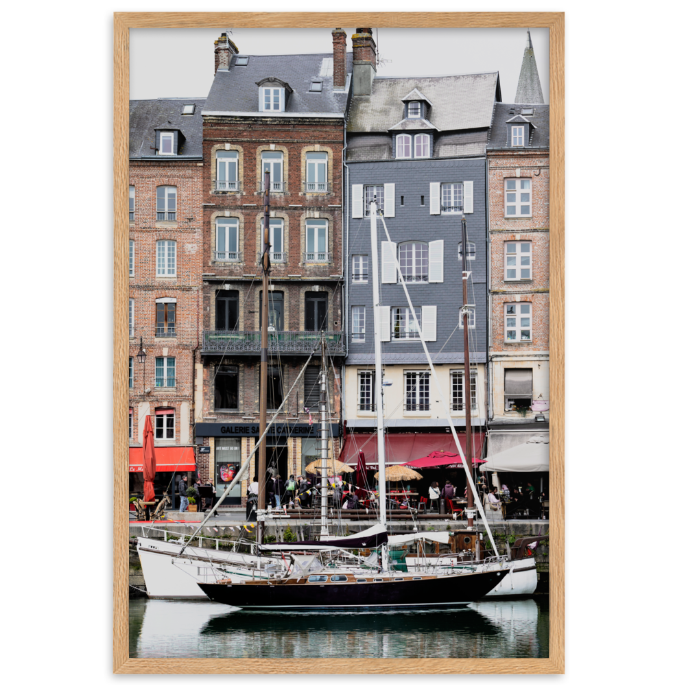 Poster de deux voiliers stationnés sur le port de plaisance de Honfleur.