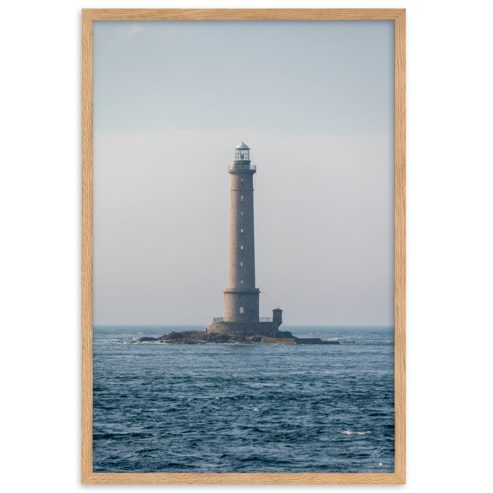 Photographie en couleur du Phare de la Hague par Yann Peccard, encadrée élégamment, capturant la sérénité maritime et la majesté de la nature.