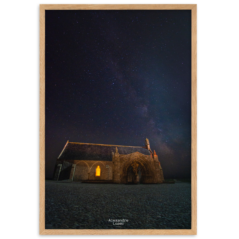 Poster captivant "Notre-Dame des Grâces sous les cieux", montrant l'ancienne église de St-Mathieu dans le Finistère, un joyau d'architecture et d'histoire.