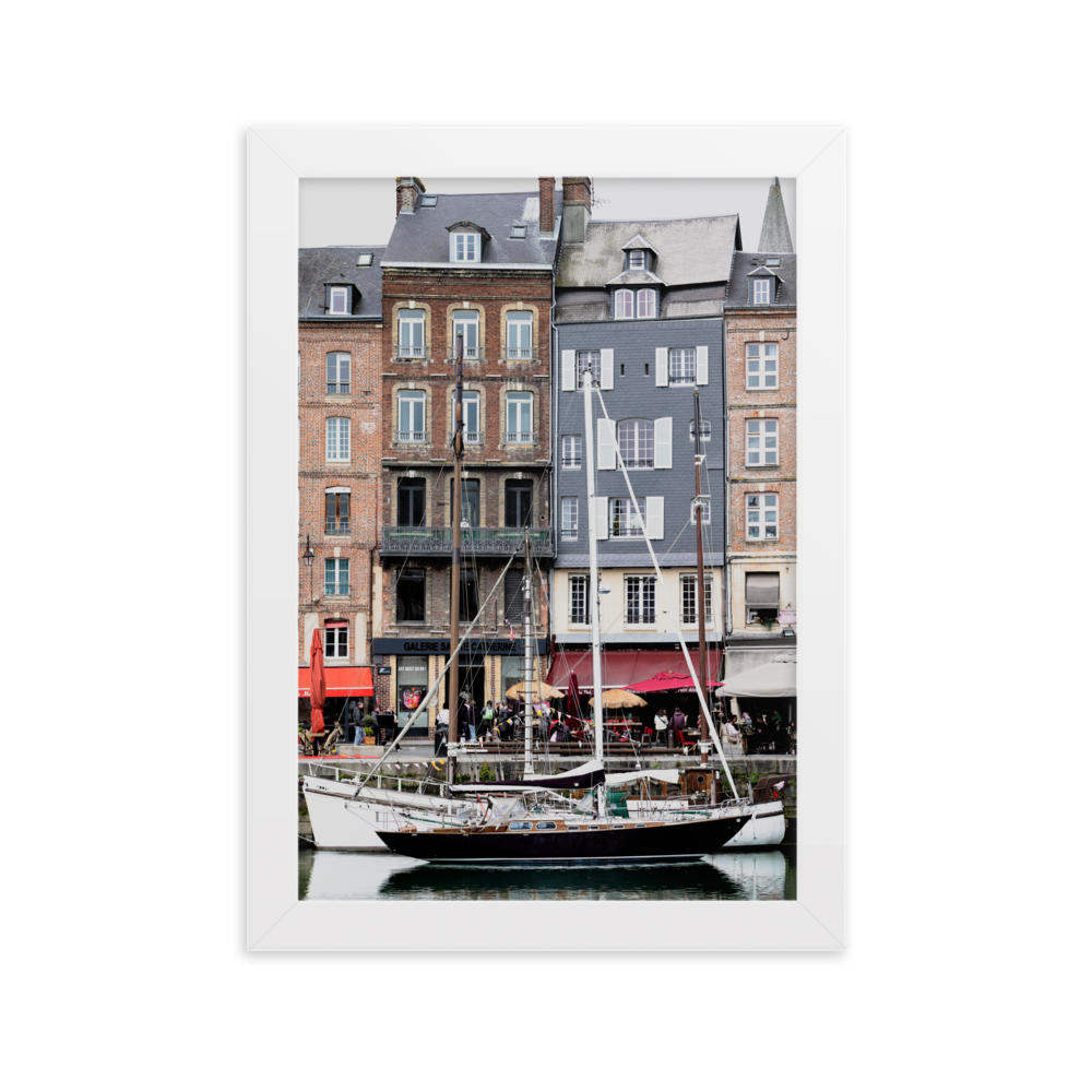 Poster de deux voiliers stationnés sur le port de plaisance de Honfleur.