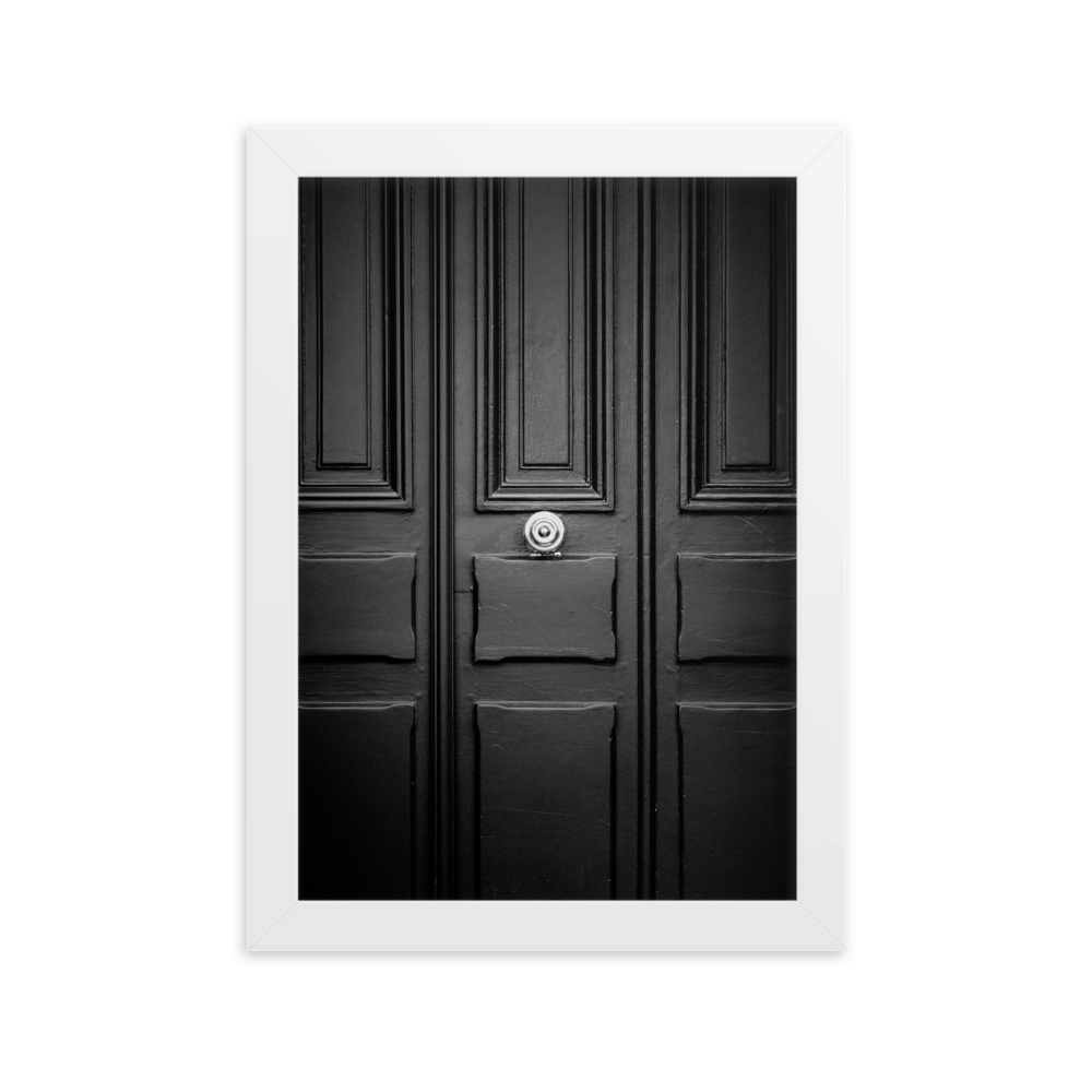 Poster de la photographie "Moderne", mettant en évidence une porte en bois, simple mais élégante, avec une poignée brillante au centre.