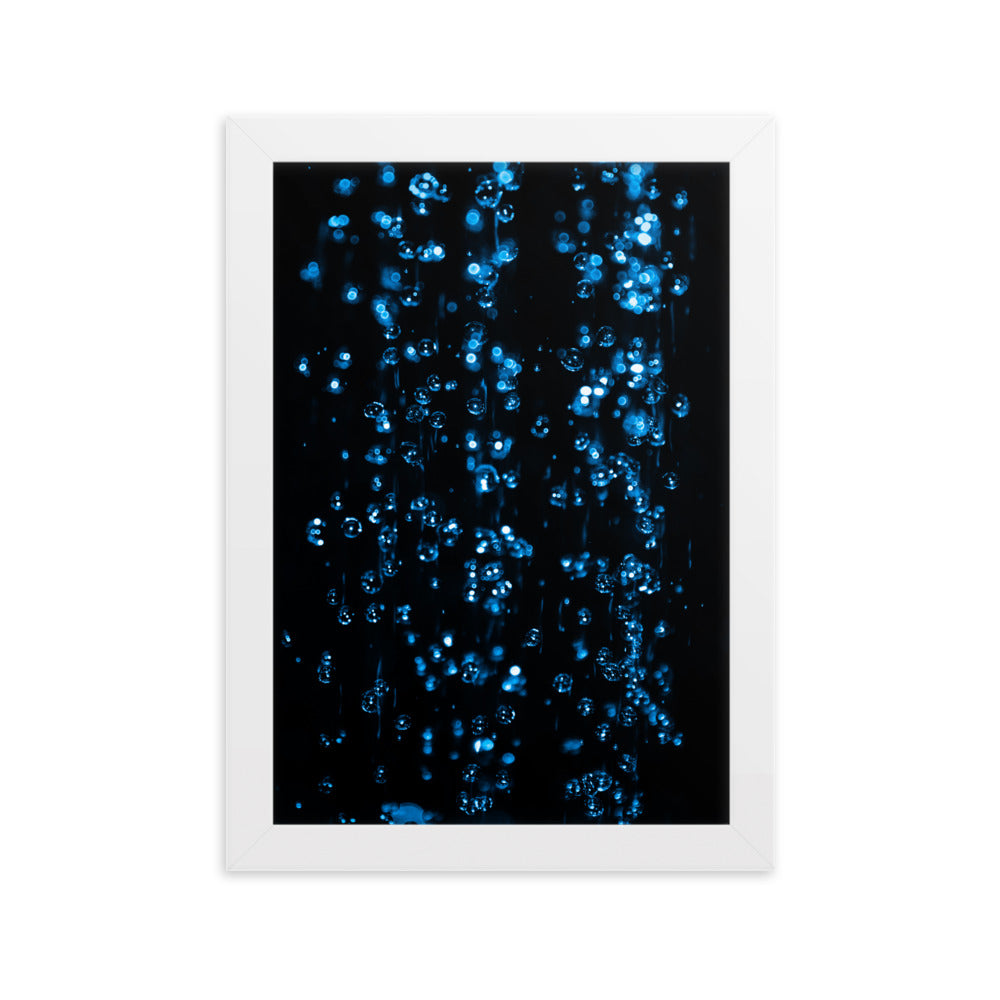 Photographie "L'eau" par Hadrien Geraci, gouttes d'eau bleues sur fond noir