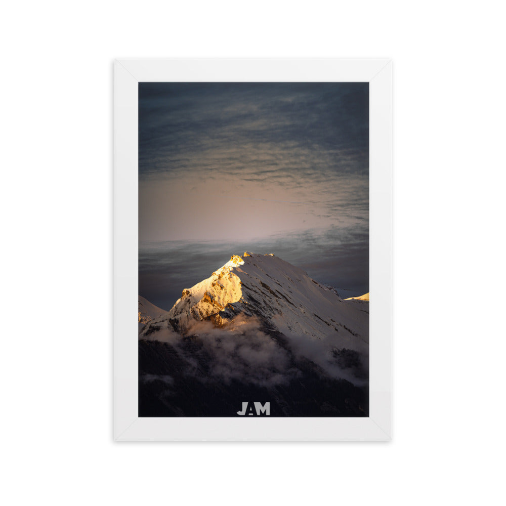 Photographie artistique 'Sommet Enneigé et Nuages' par Julien Arnold Movie, capturant la rencontre majestueuse entre montagnes enneigées et nuages, encadrée pour une élégance intemporelle.