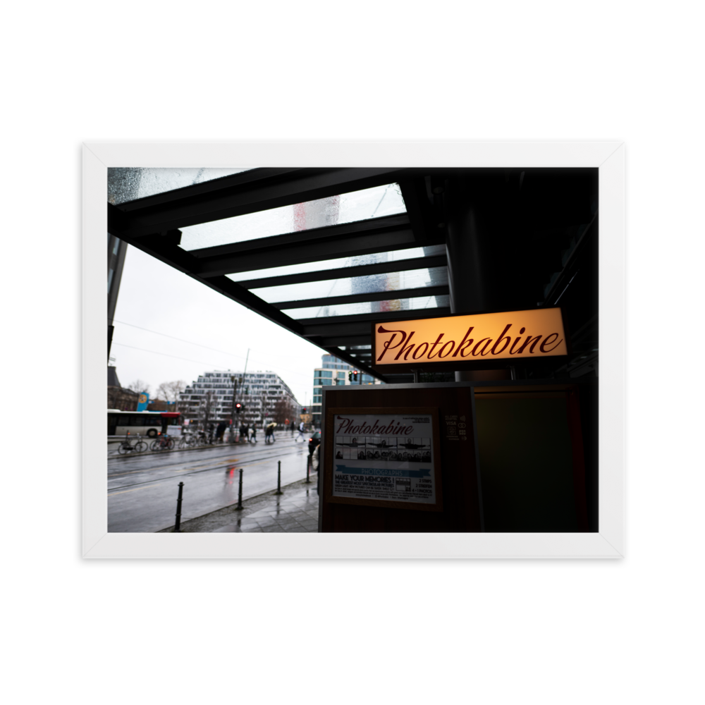 Poster mural - Photokabine – Photographie de rue à Berlin – Poster photographie, photographie murale et des posters muraux unique au monde. La boutique de posters créée par Yann Peccard un Photographe français.