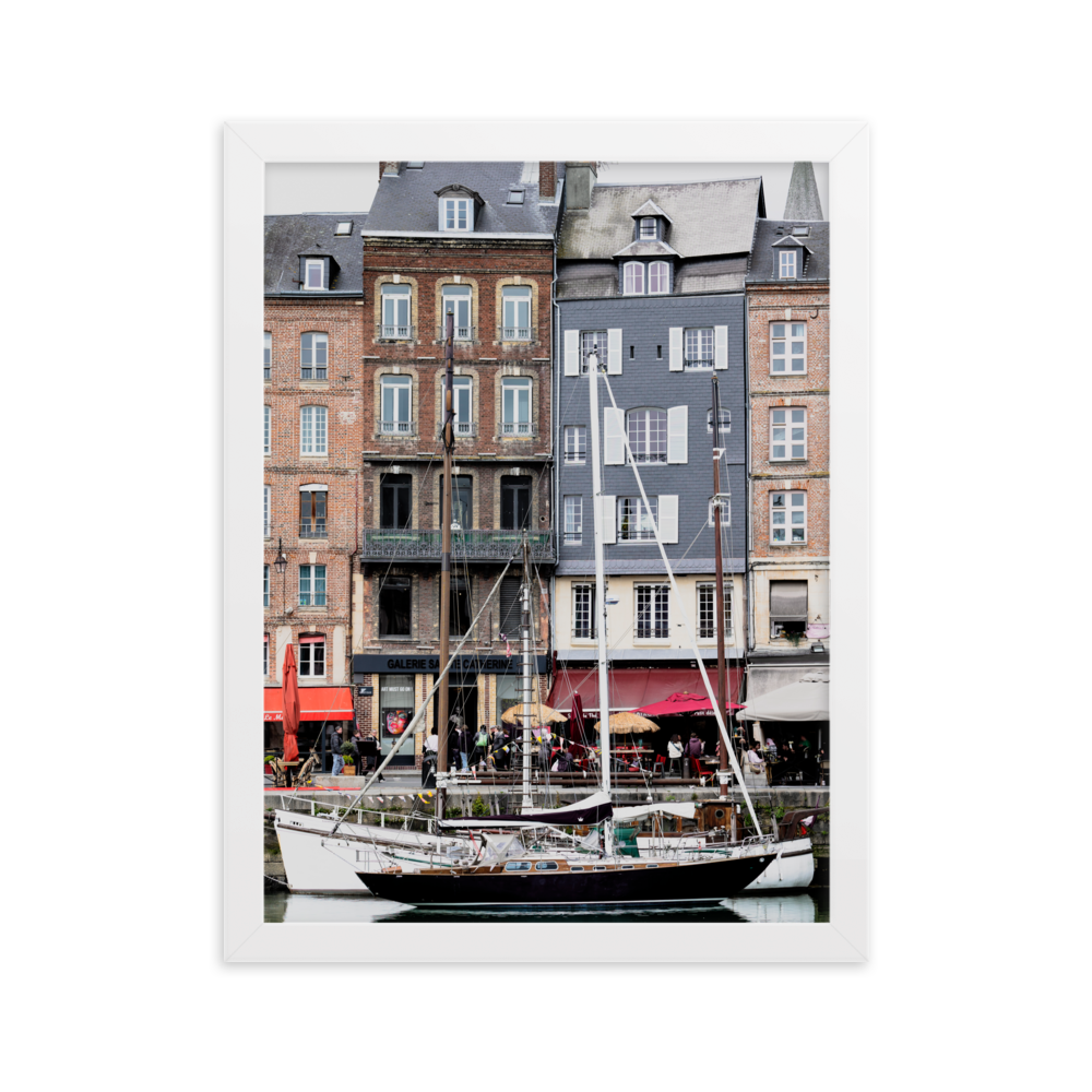 Poster de deux voiliers stationnés sur le port de plaisance de Honfleur.