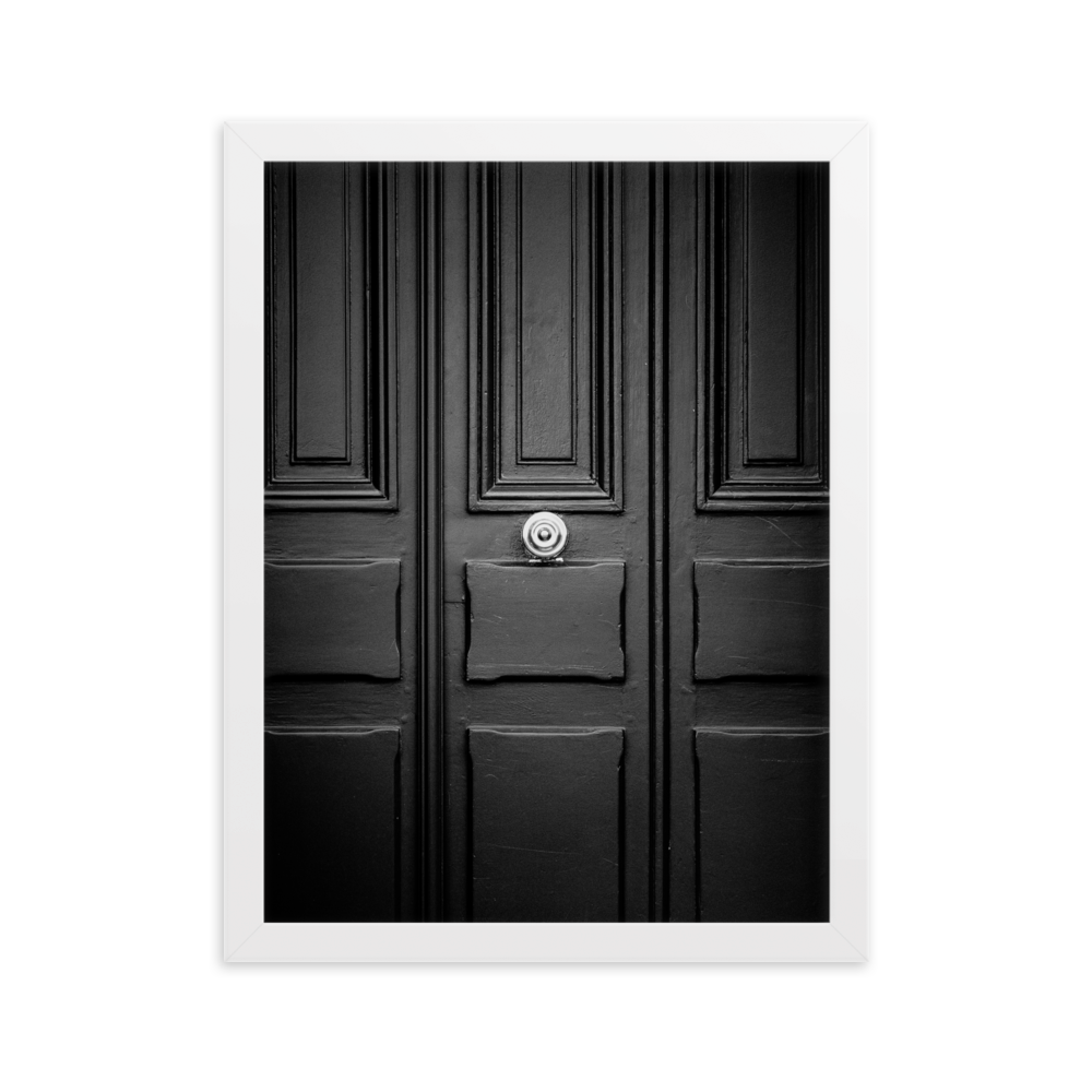 Poster de la photographie "Moderne", mettant en évidence une porte en bois, simple mais élégante, avec une poignée brillante au centre.