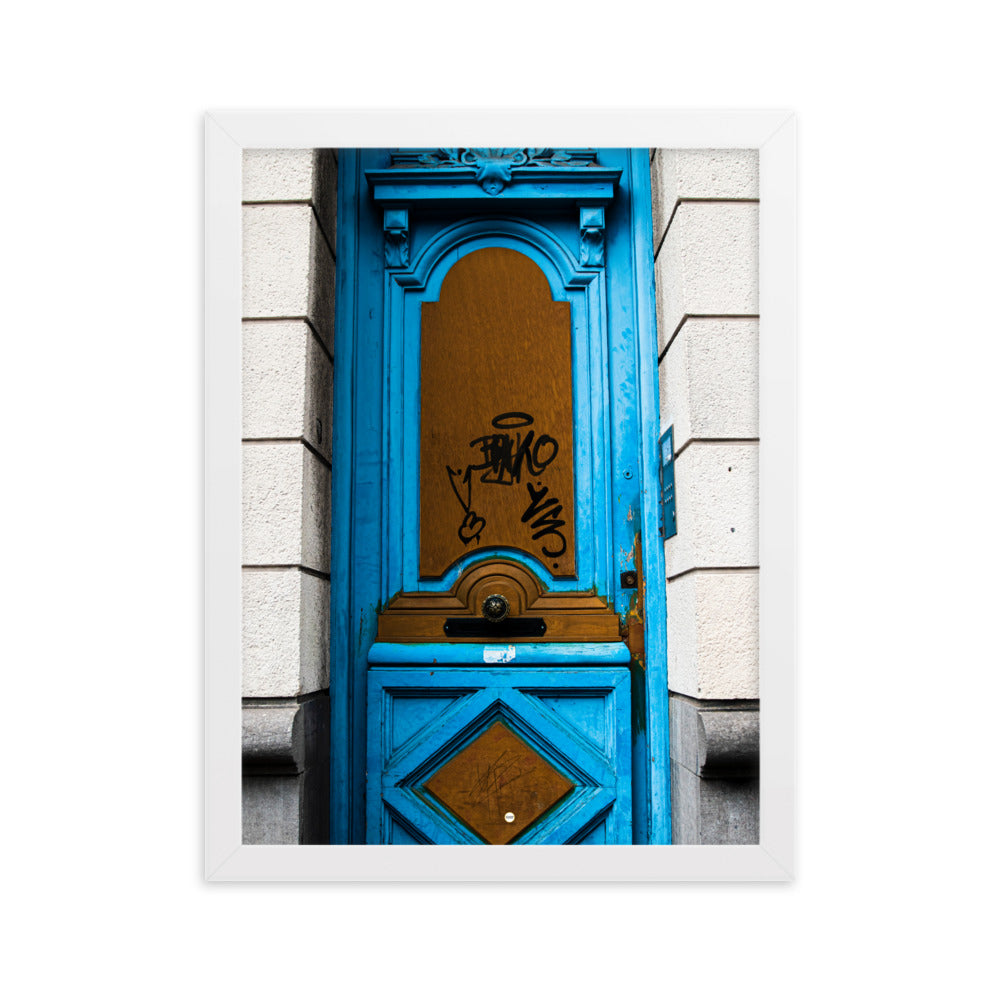 Photographie d'une élégante porte bleue, imprimée avec une précision muséale, capturant le mystère et l'intrigue de ce qui pourrait se trouver derrière elle.
