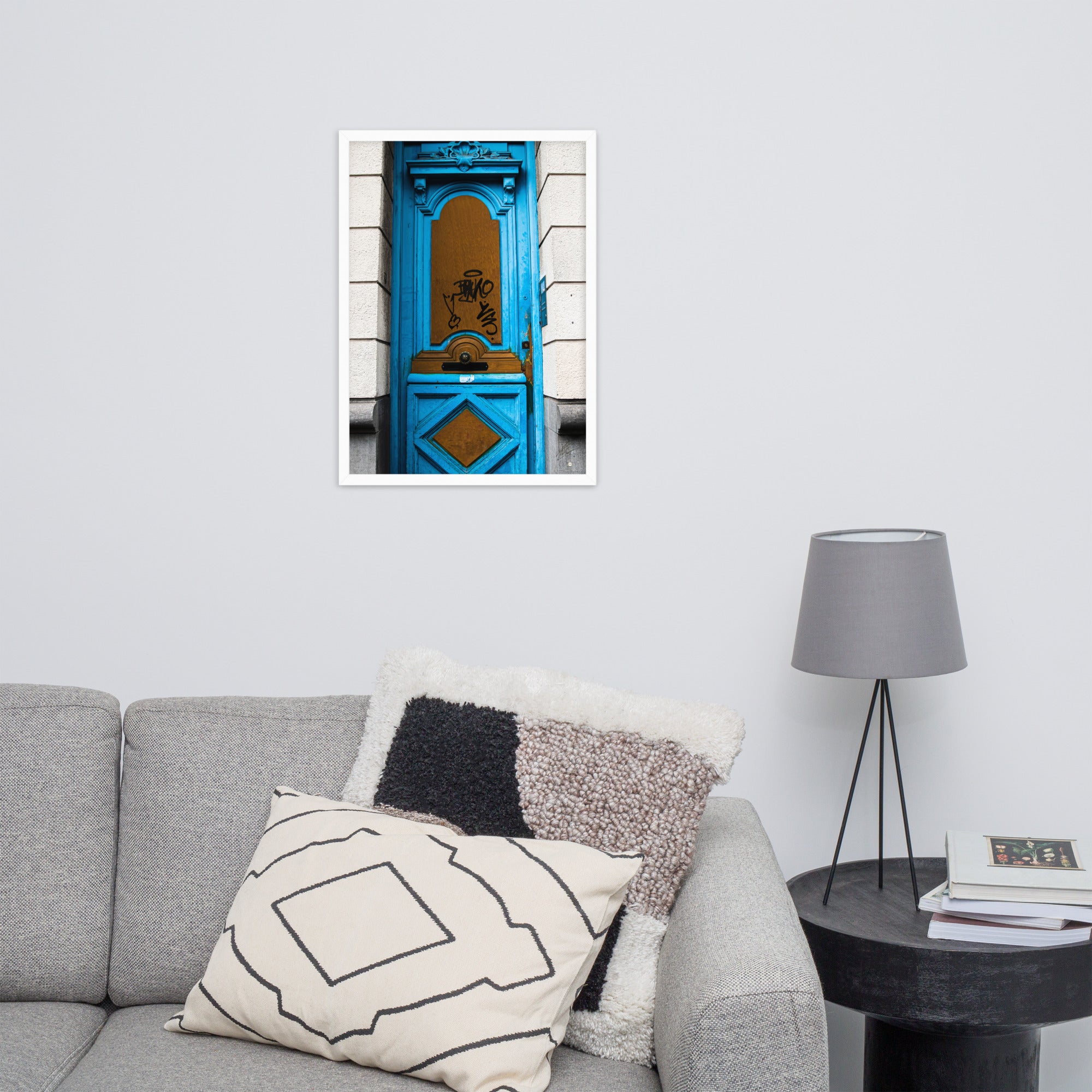 Photographie d'une élégante porte bleue, imprimée avec une précision muséale, capturant le mystère et l'intrigue de ce qui pourrait se trouver derrière elle.