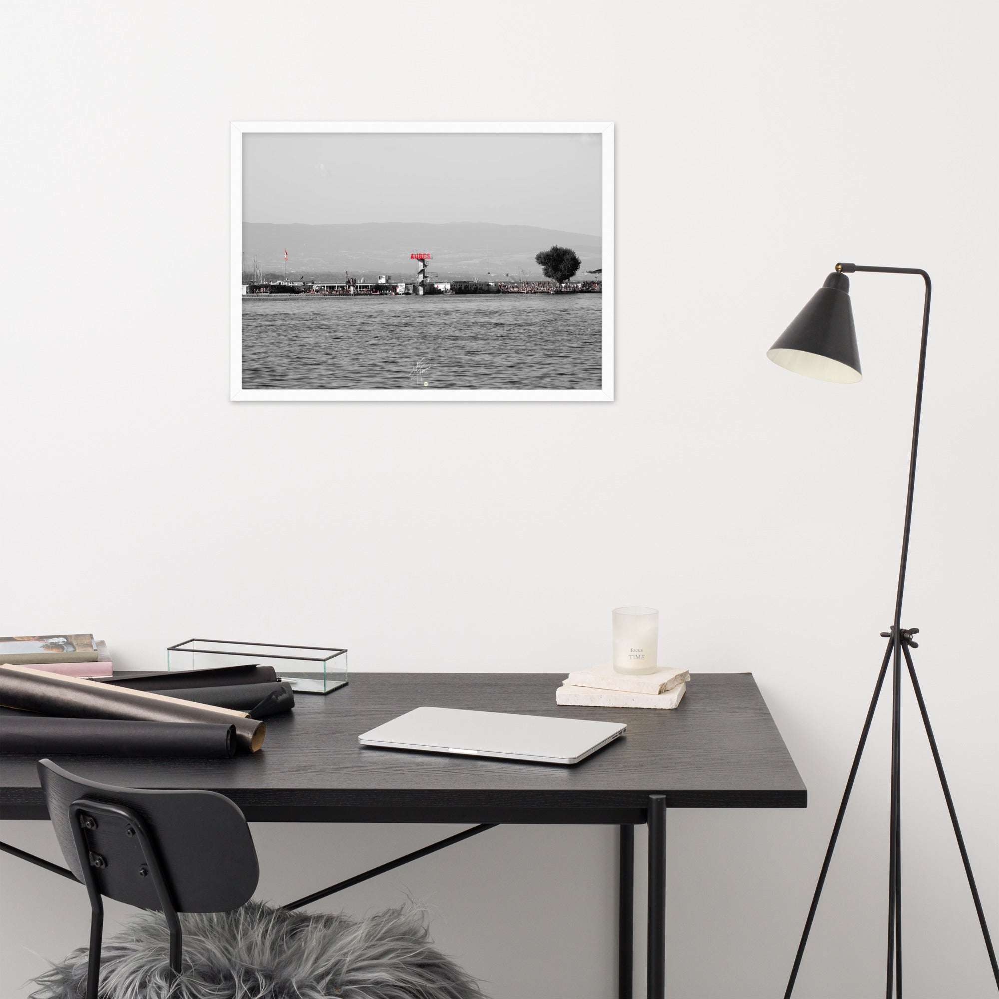 Poster encadré 'Les Aubes' capturant les nuances de rouge des Aubes Musicales aux Bains des Pâquis.