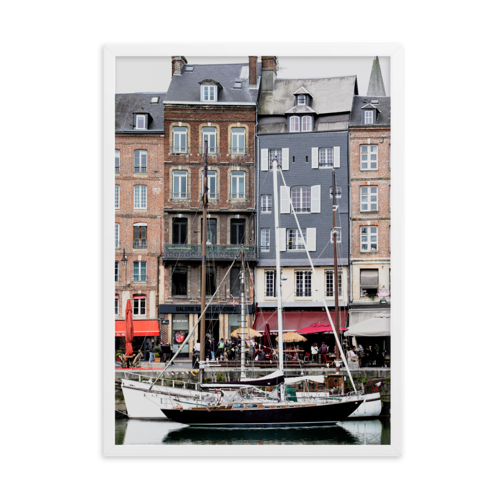 Poster de deux voiliers stationnés sur le port de plaisance de Honfleur.