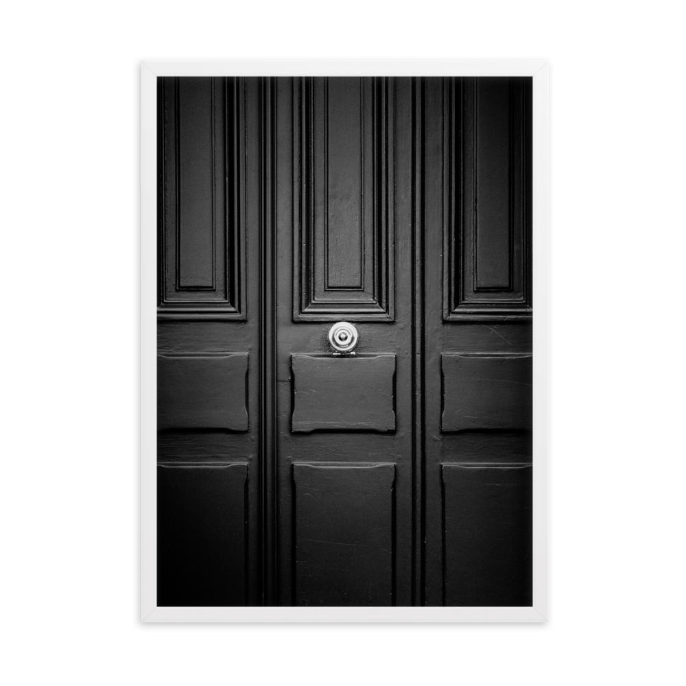 Poster de la photographie "Moderne", mettant en évidence une porte en bois, simple mais élégante, avec une poignée brillante au centre.