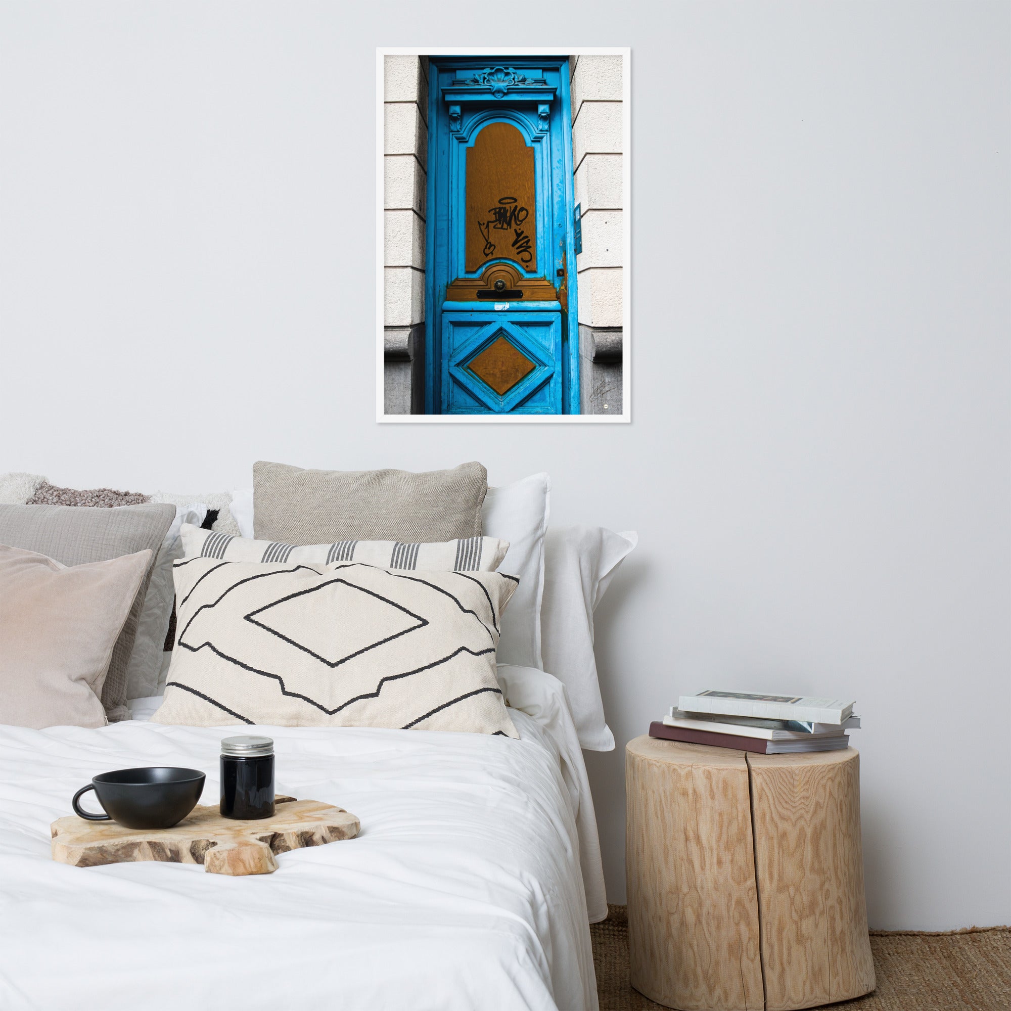 Photographie d'une élégante porte bleue, imprimée avec une précision muséale, capturant le mystère et l'intrigue de ce qui pourrait se trouver derrière elle.
