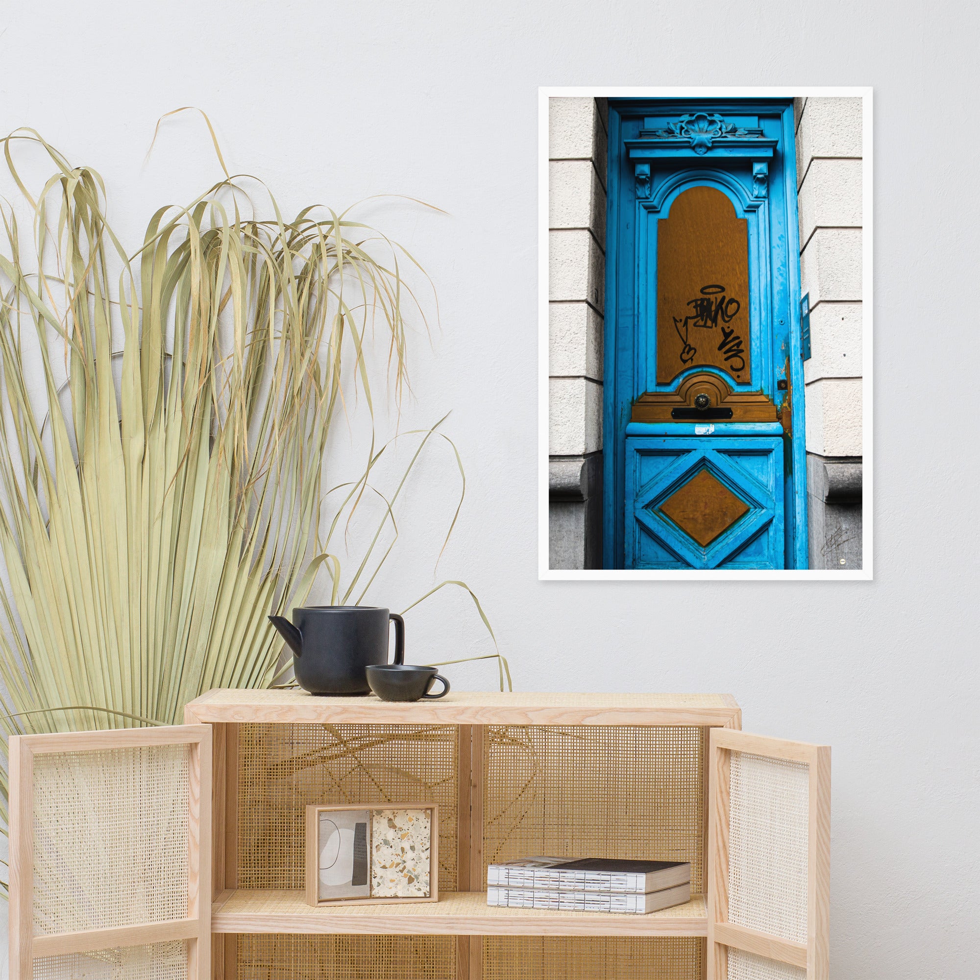 Photographie d'une élégante porte bleue, imprimée avec une précision muséale, capturant le mystère et l'intrigue de ce qui pourrait se trouver derrière elle.