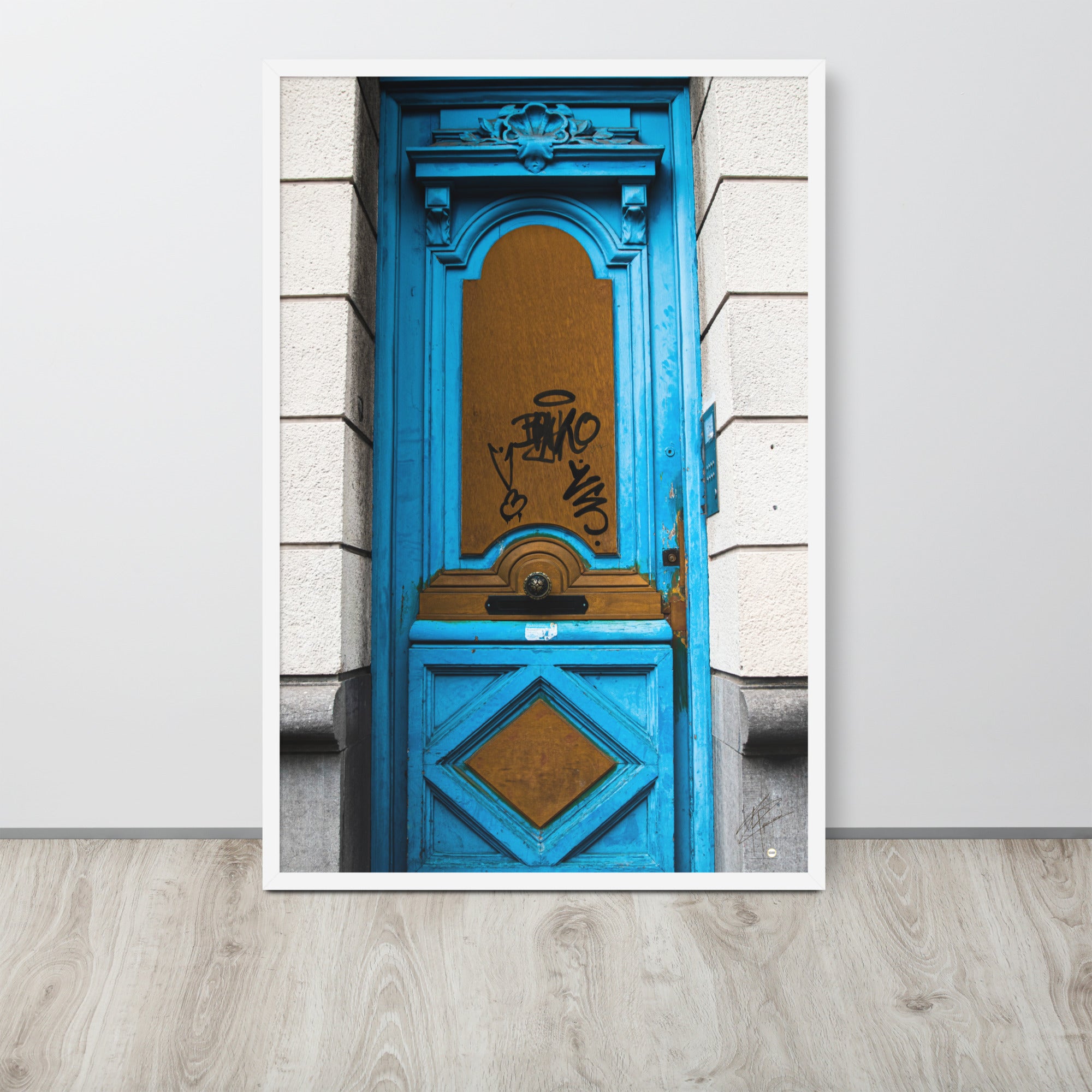 Photographie d'une élégante porte bleue, imprimée avec une précision muséale, capturant le mystère et l'intrigue de ce qui pourrait se trouver derrière elle.