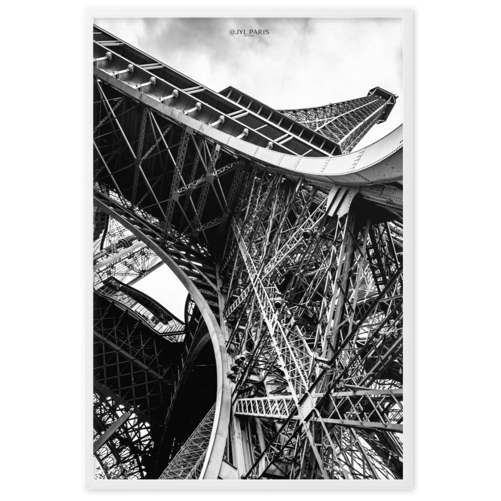 Image du poster "Entrejambe", une œuvre de JYL.PARIS, offrant une perspective unique de la structure de la Tour Eiffel en noir et blanc.